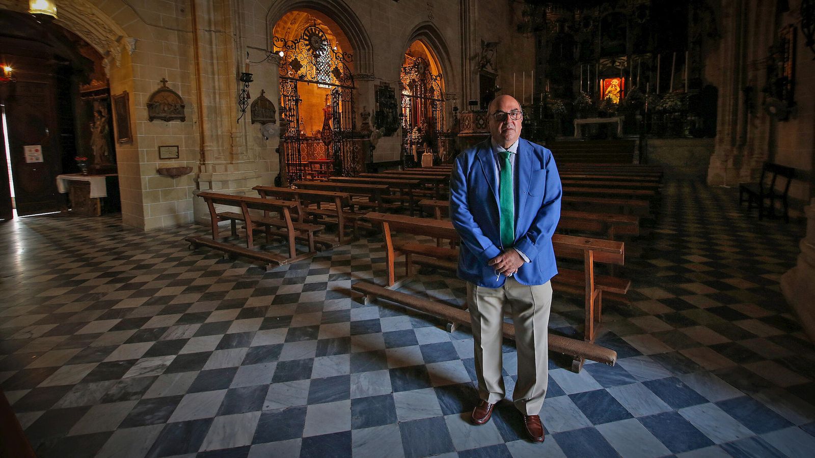 El hermano mayor en el interior del templo, sede de su hermandad.