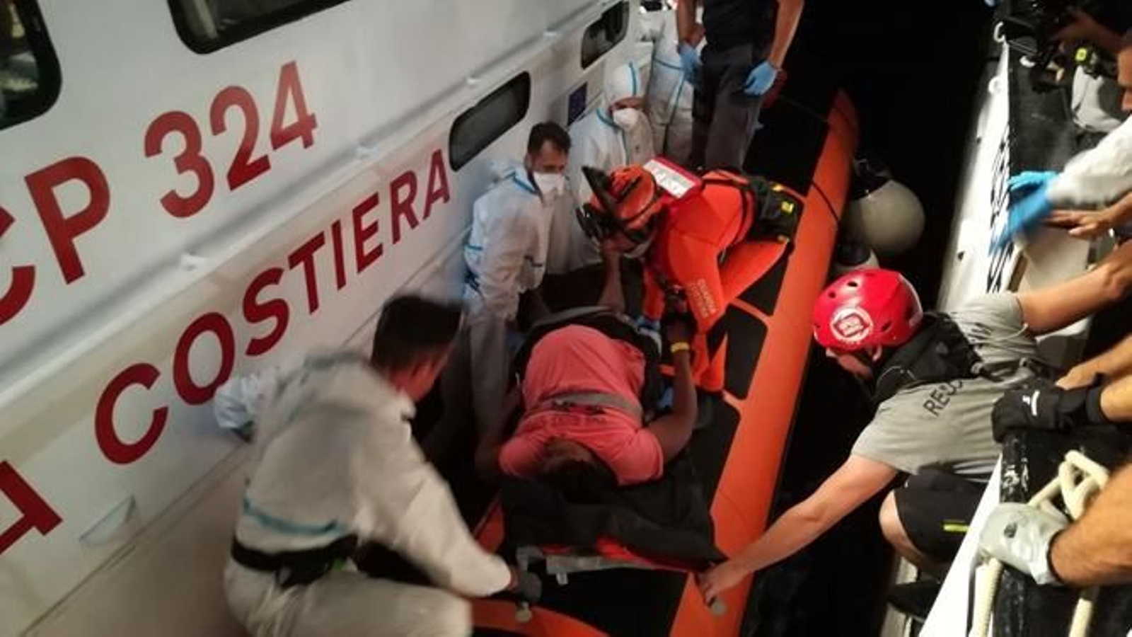 La Guardia Costera italiana, en el momento de la evacuación de una las dos embarazadas.