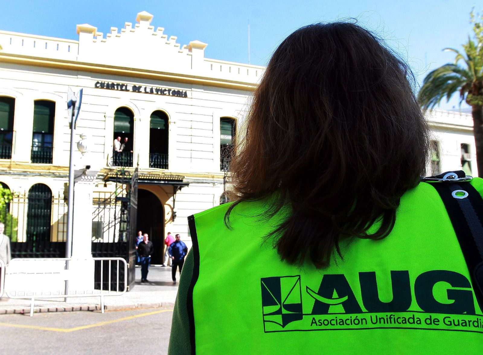 Un integrante de la AUGC, ante la Comandancia, en Córdoba capital.