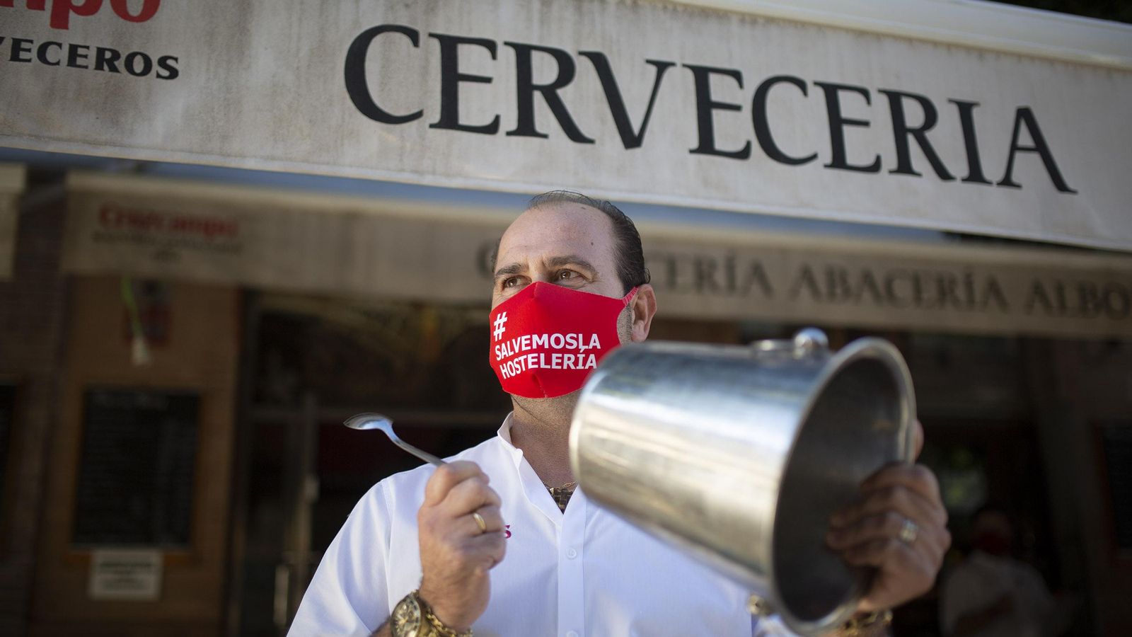 Un camarero de la cervecería Alboreá hace sonar una cubitera.