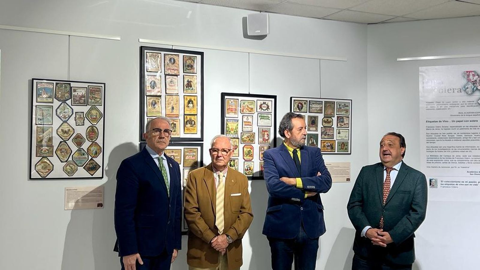 El delegado de Cultura, Francisco Zurita, junto al vicerrector en funciones de Cultura de la Universidad de Cádiz, Jacinto Porro; el coleccionista Francisco Odero Álvarez, y el comisario de la muestras, José Luis Jiménez.