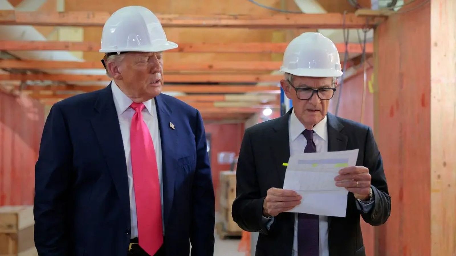 Donald Trump y Jerome Powell en una visita a las obras de edificios de la Fed en la que el segundo rebatió los datos del primero sobre el coste.