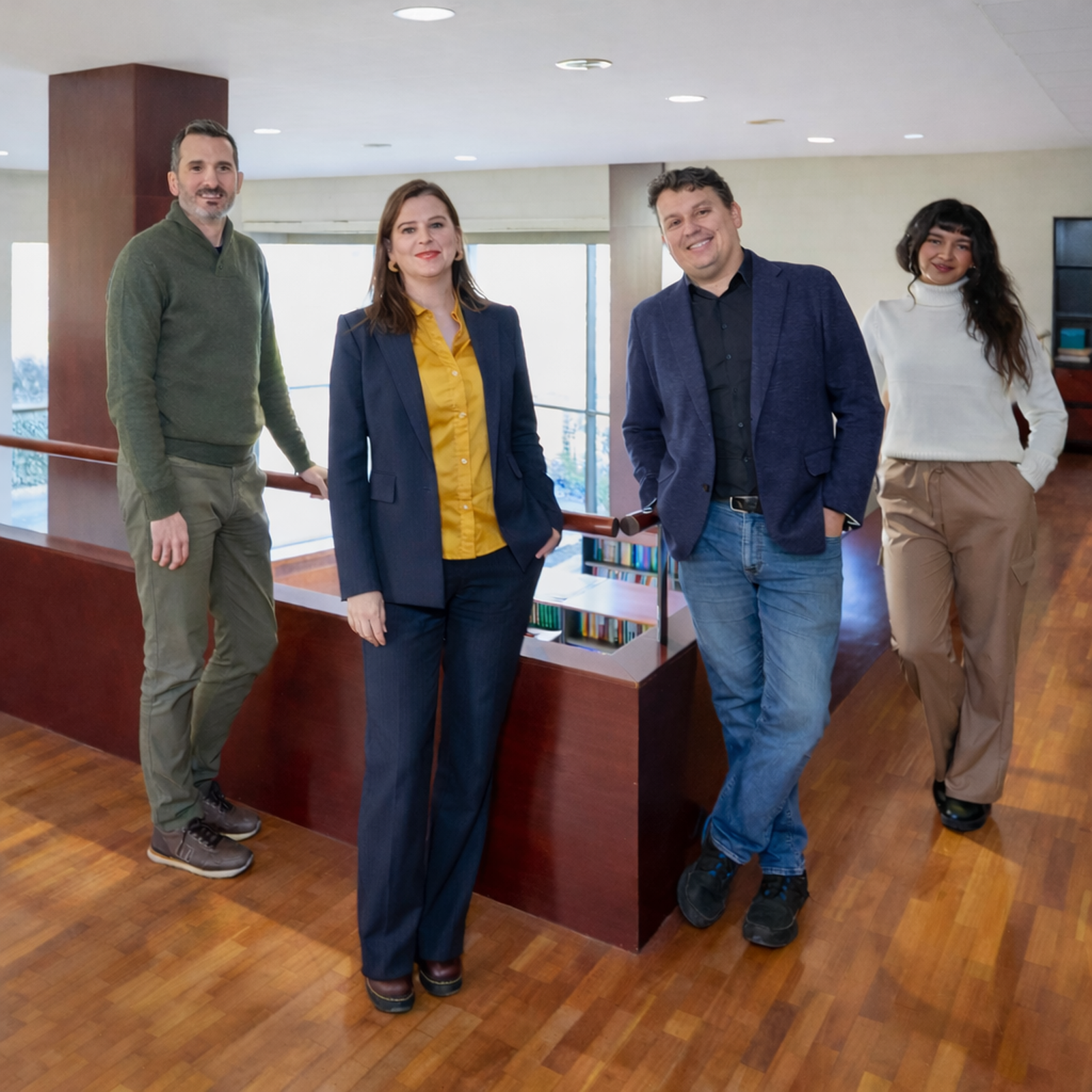 El equipo de Comares con Ana del Arco, su directora, en el centro de la imagen.