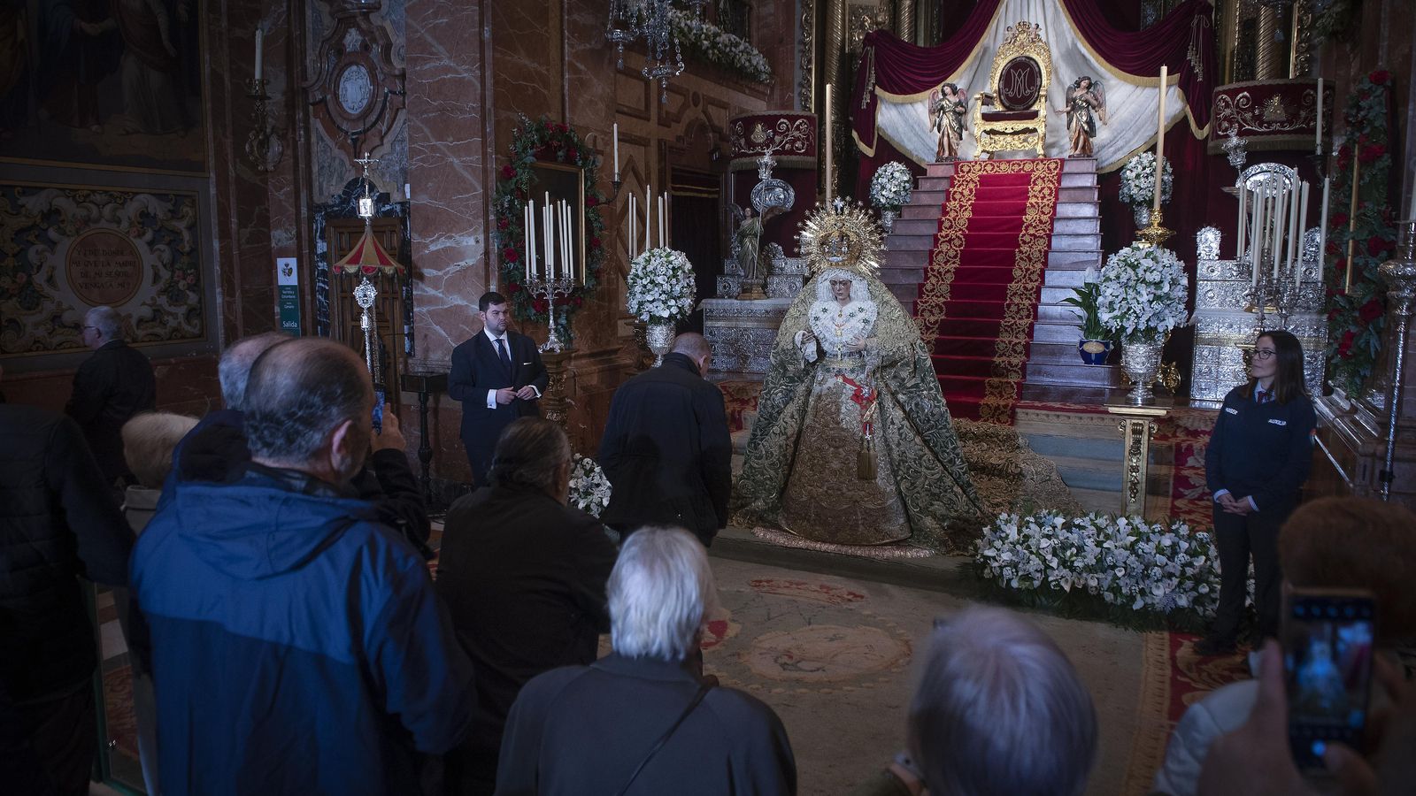 La Virgen de la Esperanza recibe a sus devotos durante en su veneración