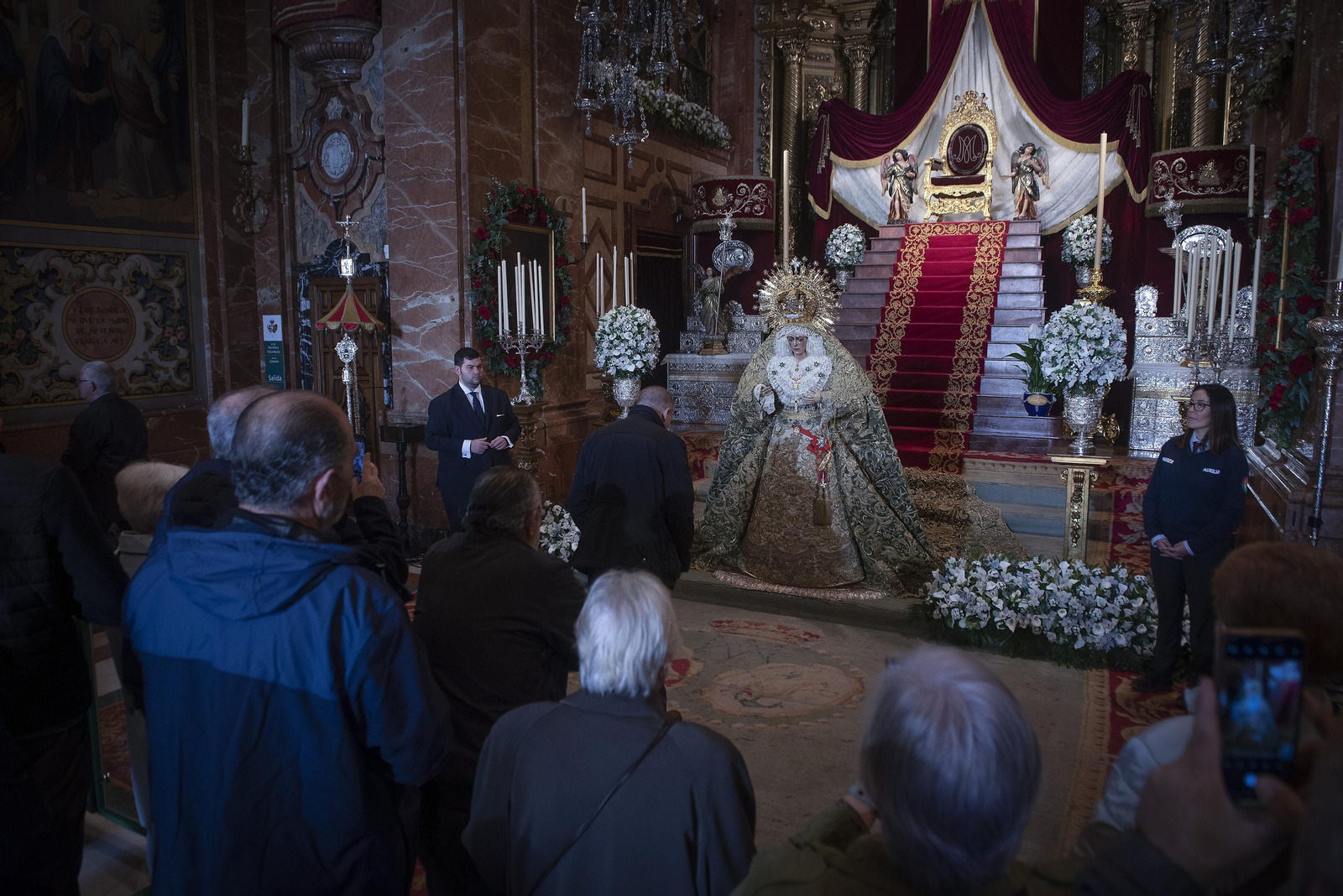 El besamanos de la Macarena, en imágenes