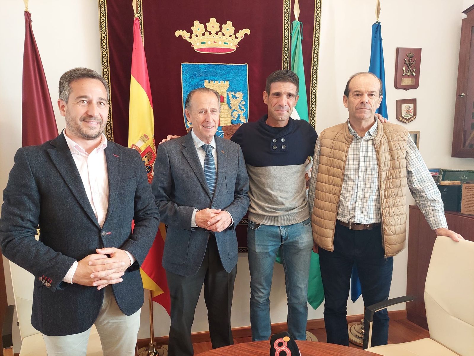 El alcalde de Chiclana, José María Román, y el delegado de Deportes, José Vera, recibieron al triatleta chiclanero Alberto Estrada.