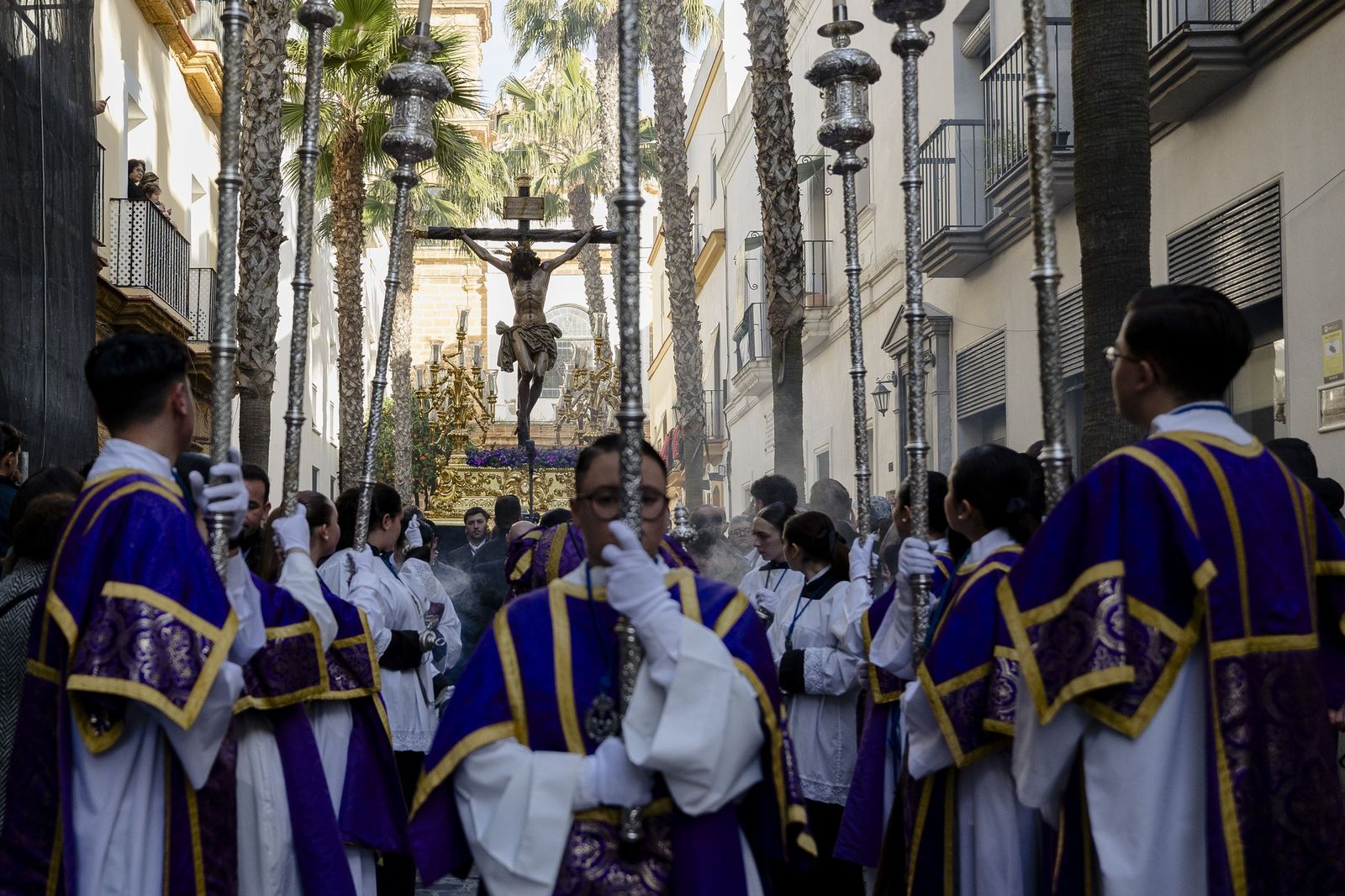 Las imágenes del vía crucis del Cristo de la Misericordia, de la hermandad de La Palma, a la Catedral