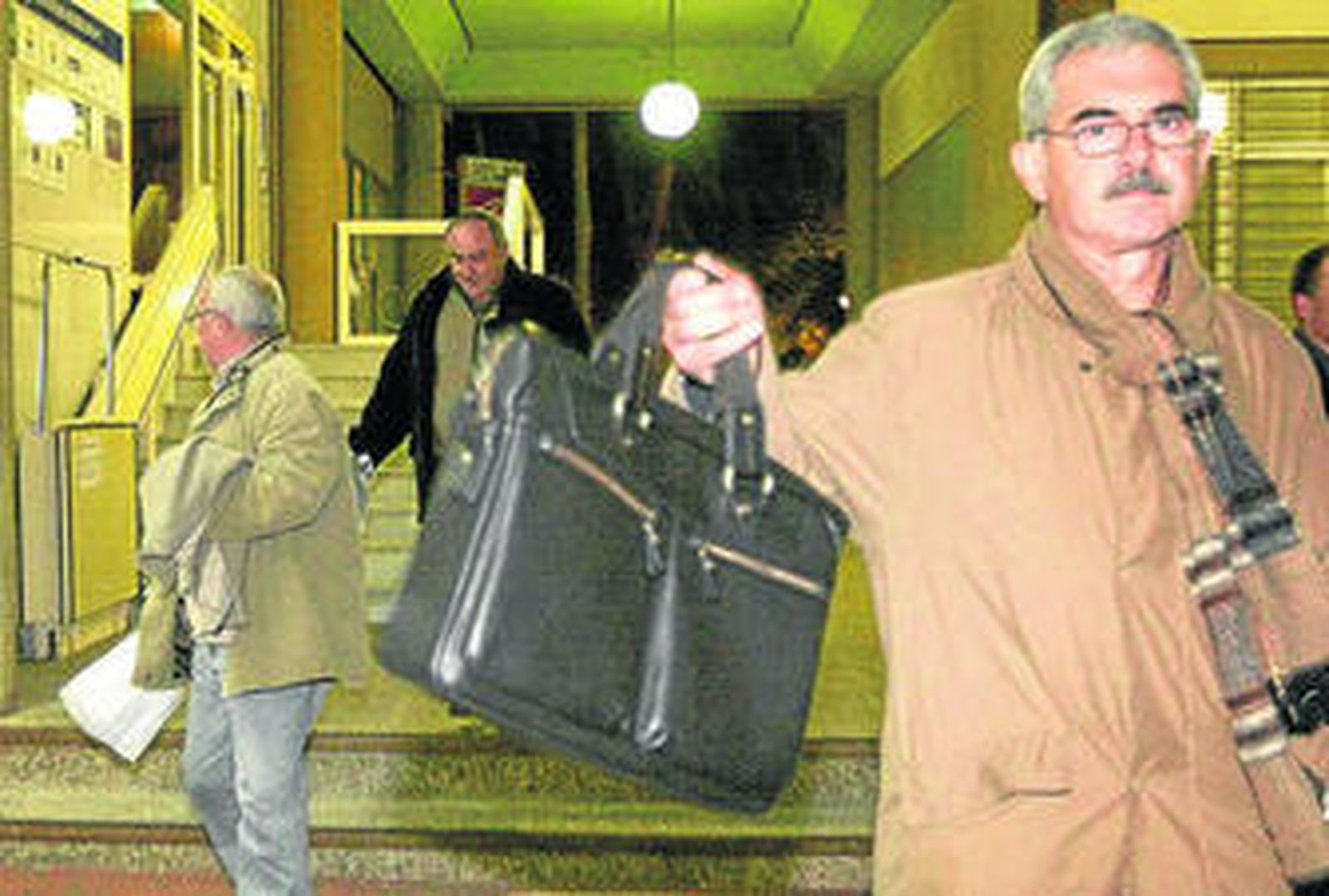 Los hermanos Lirola, tras el maletín, al salir de los juzgados.