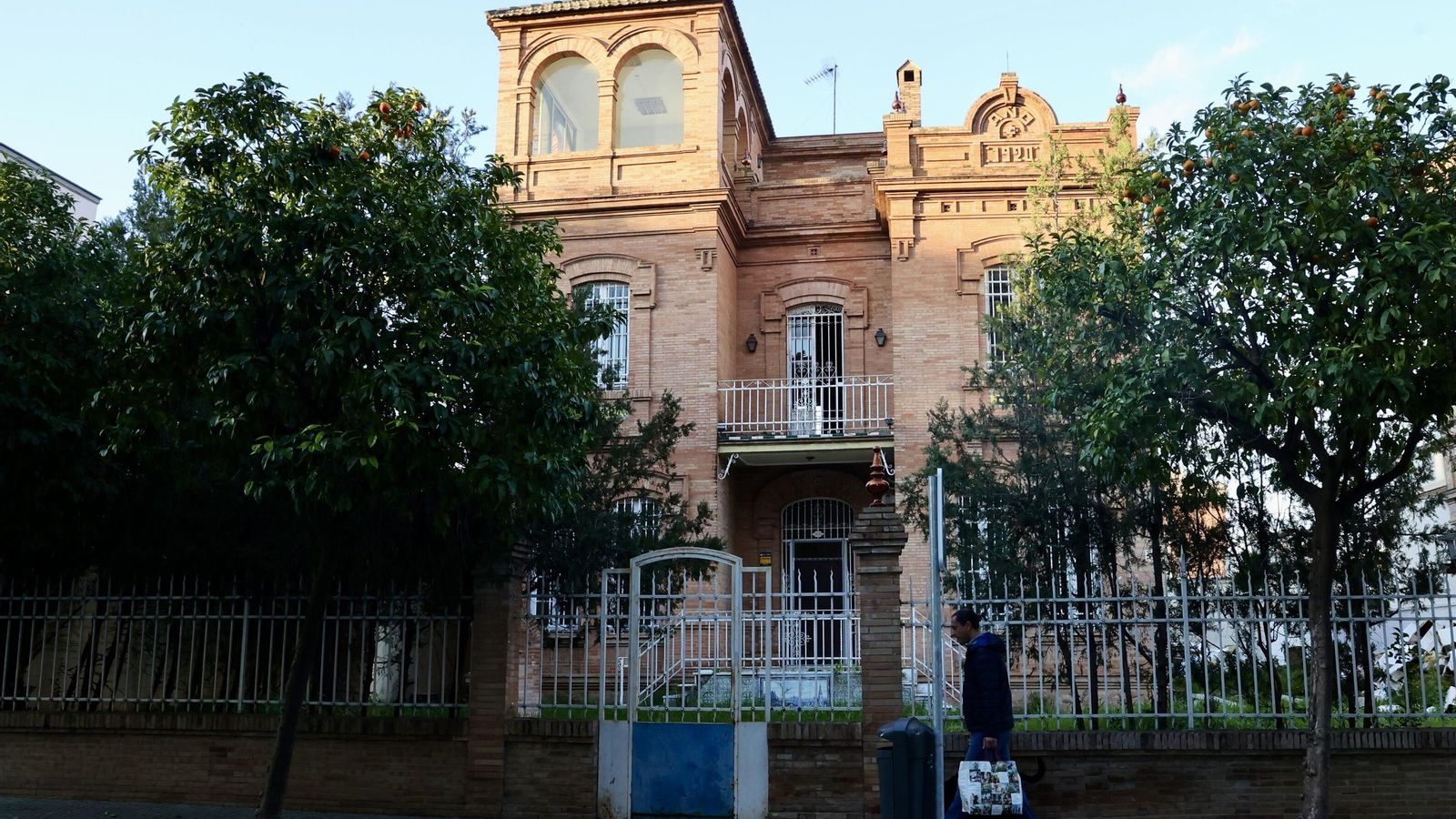 Un hombre camina a la altura de la Villa de Nuestra Señora de la Cabeza.