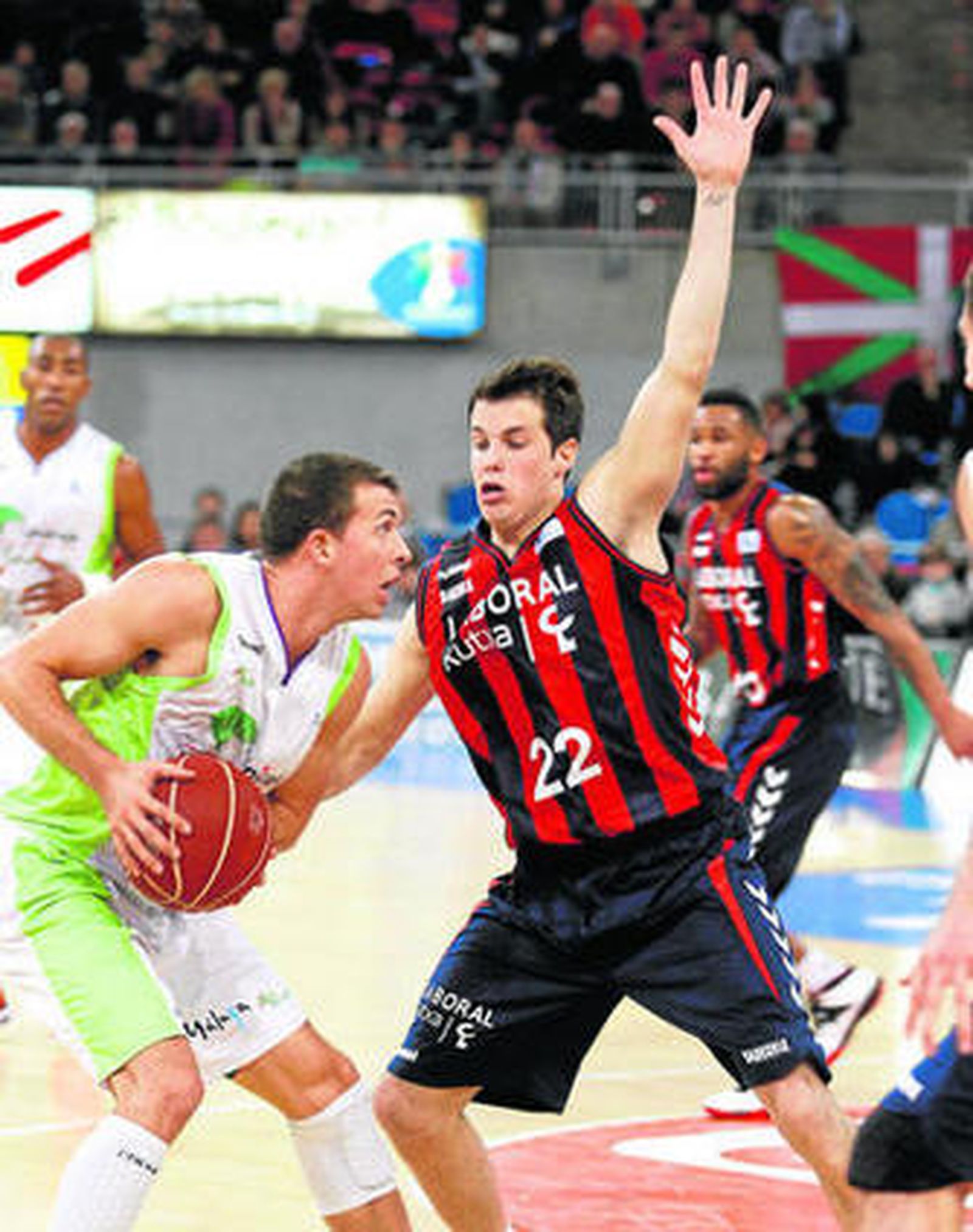 Ryan Toolson es defendido por Thomas Heurtel.