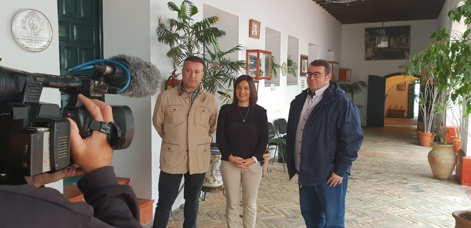 La concejala de Cultura del Ayuntamiento de Lebrija, Tamara Carrasco; junto al presidente de la peña Pepe Montaraz, Gonzalo Montero; y a Lolo Picardo.