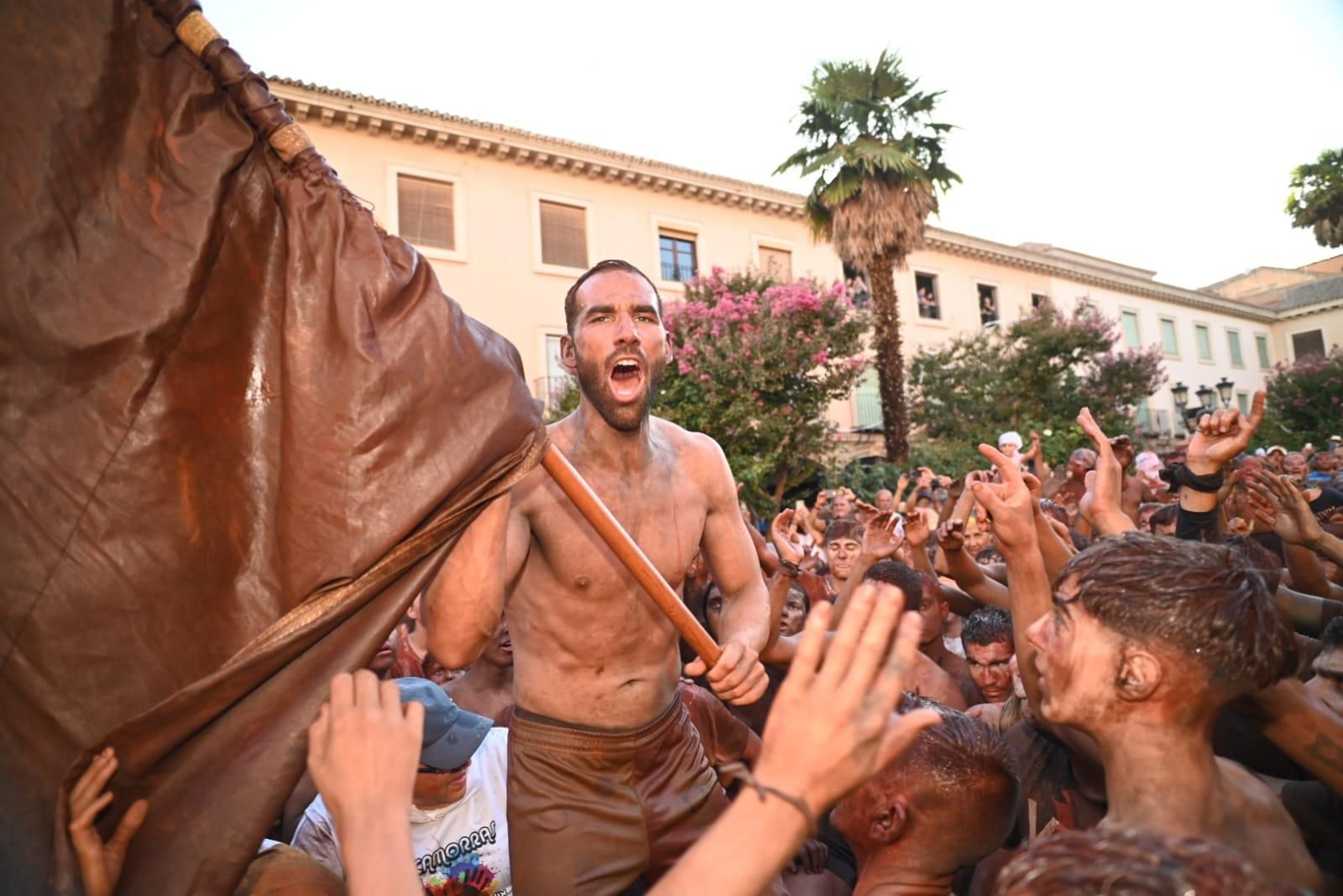 El multitudinario recibimiento al Cascamorras 2024 en la Plaza Mayor de Guadix.
