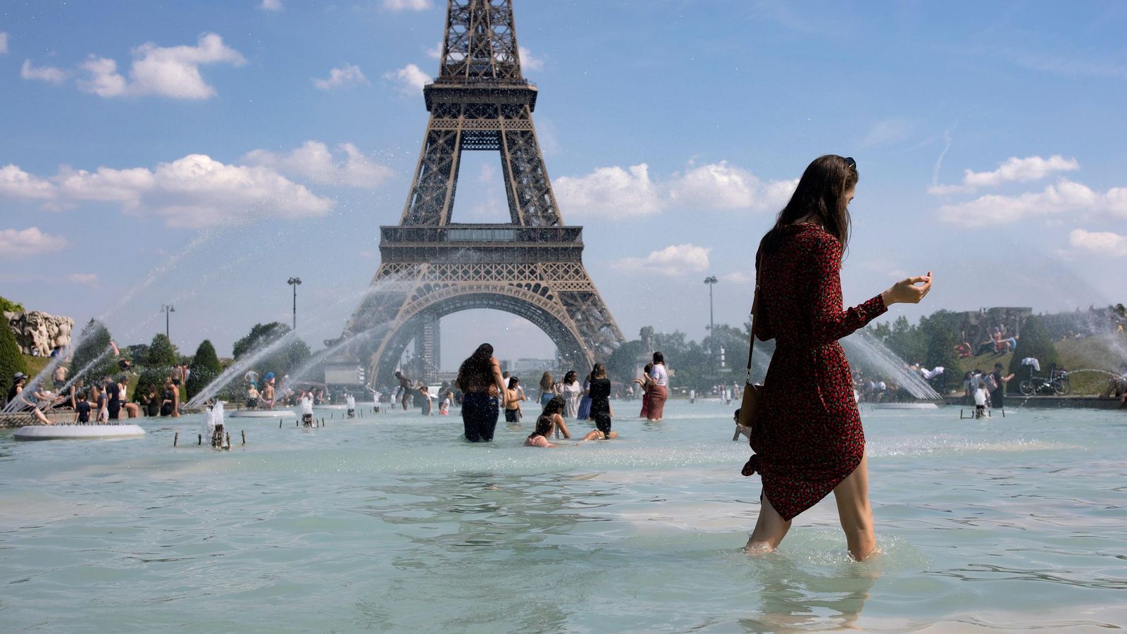 Imagen de archivo de una mujer refrescándose en la fuente de la plaza del Trocadero