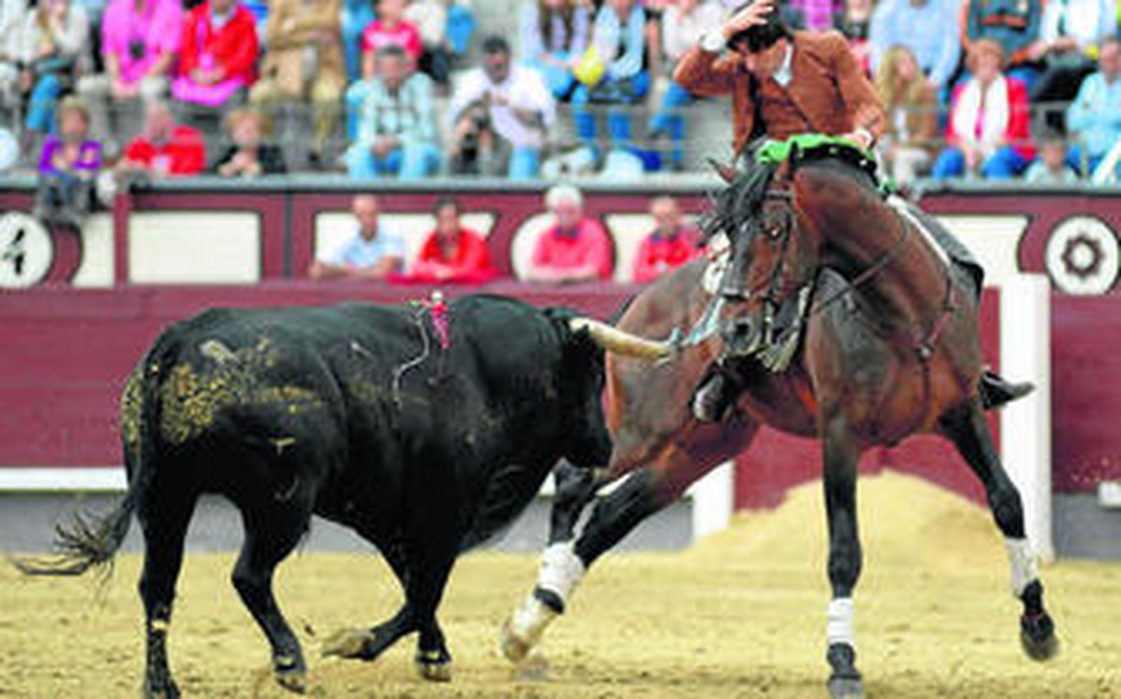 El rejoneador sevillano Diego Venturas, en un adorno ante su primer toro, al que cortó una oreja.