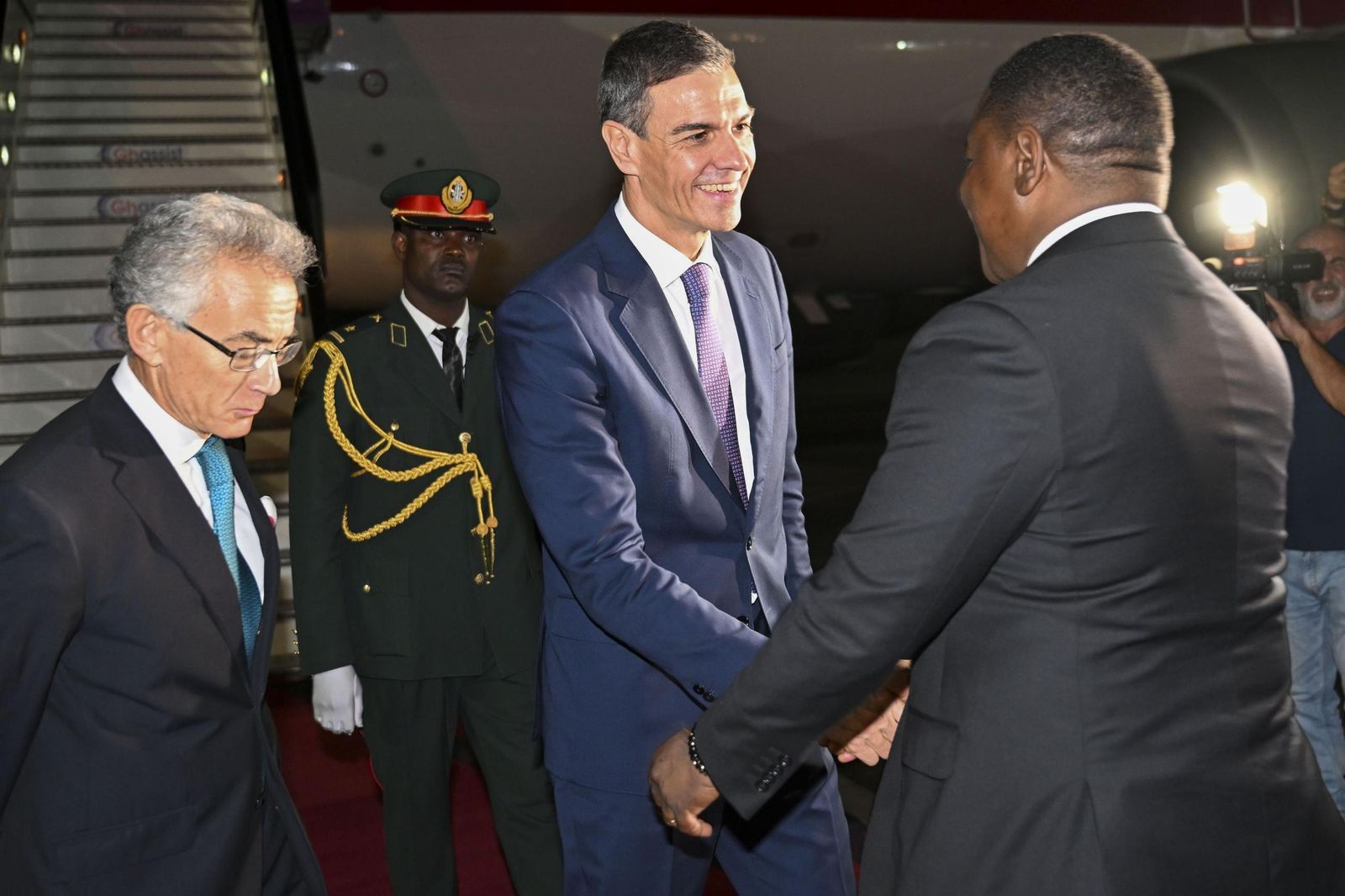 El presidente del Gobierno, Pedro Sánchez, saluda al presidente de la Angola, João Lourenço, el domingo.