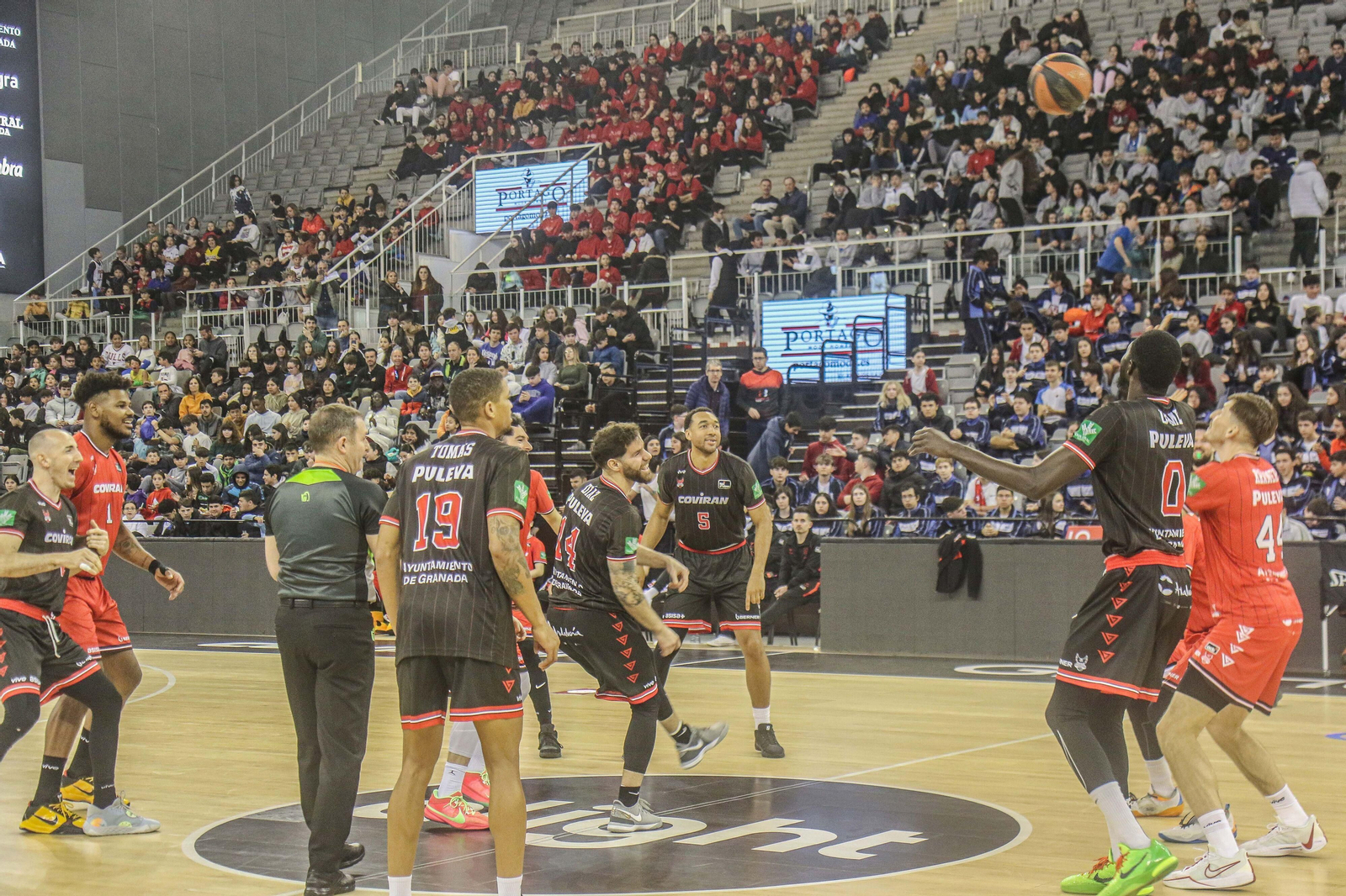 Un momento del Fenix Game del Covirán Granada en el Palacio