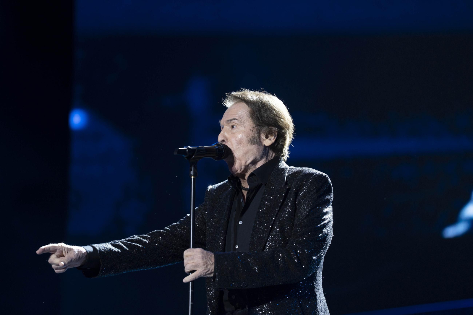Las mejores imágenes del concierto de Raphael en la plaza de toros de Almería