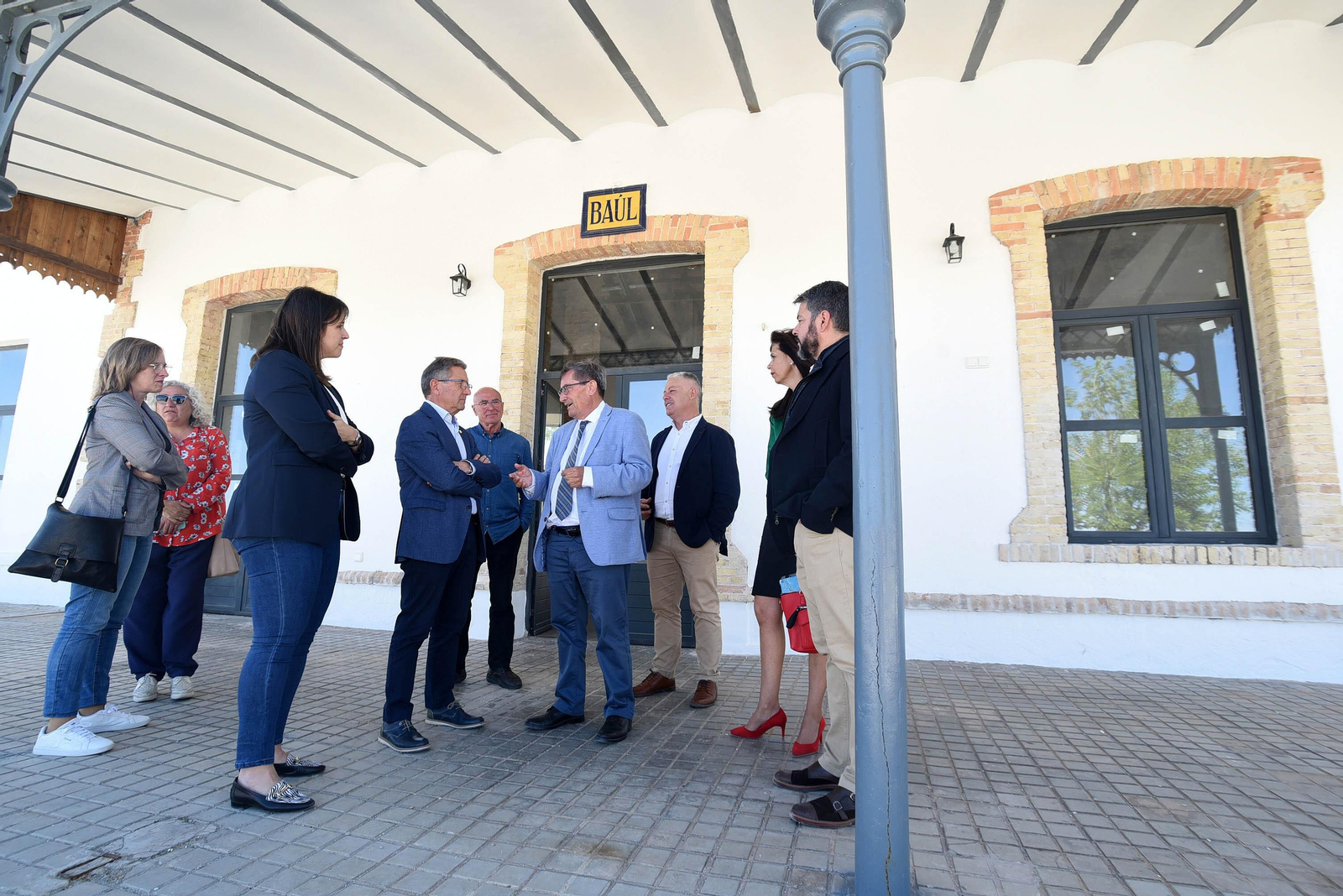 Imagen de la visita a la antigua estación de Baúl, en el norte de Granada, donde se instalará el local multiservicio