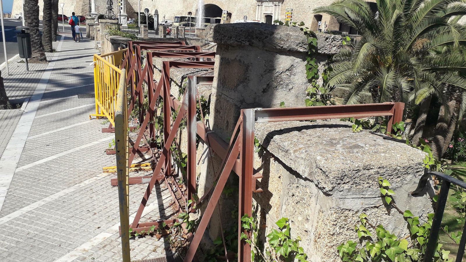 Balaustrada con riesgo de desplome