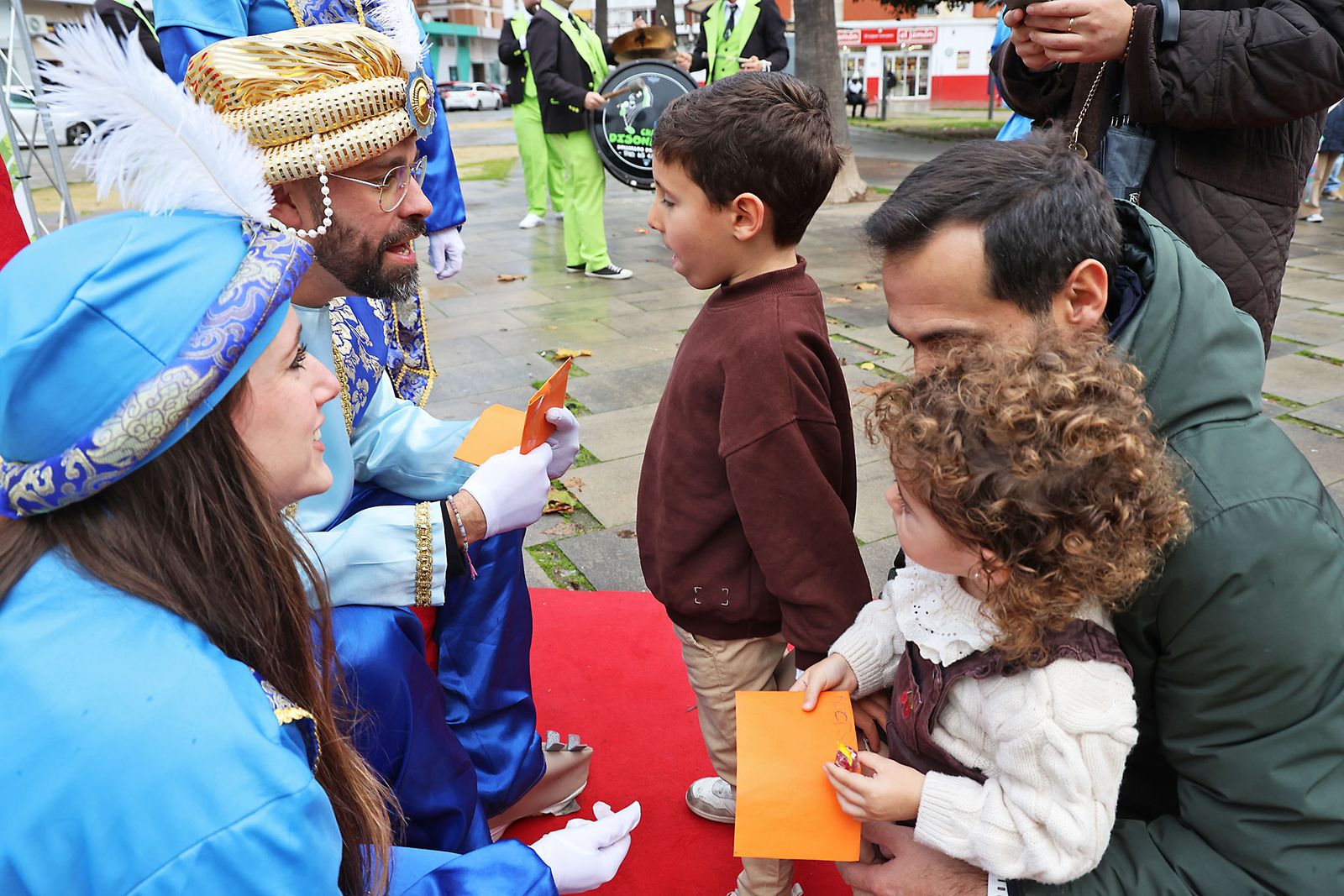 Los Pajes Reales recogen las cartas de los más pequeños en la Plaza Houston