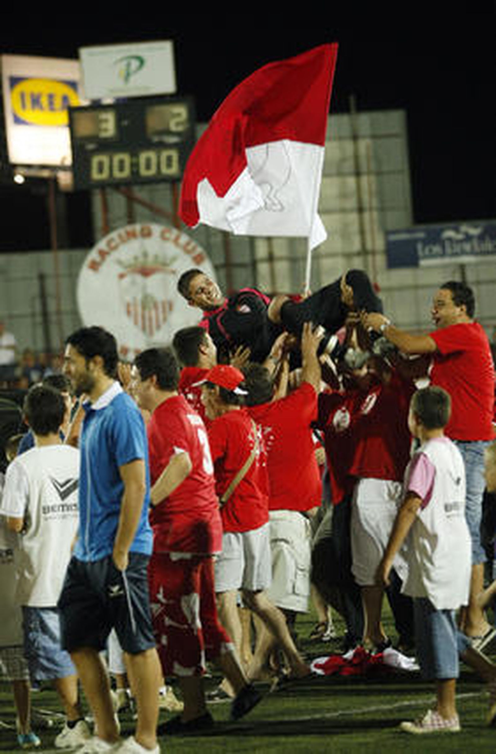 Los jugadores locales mantean al meta. 

Foto: Fito Carreto