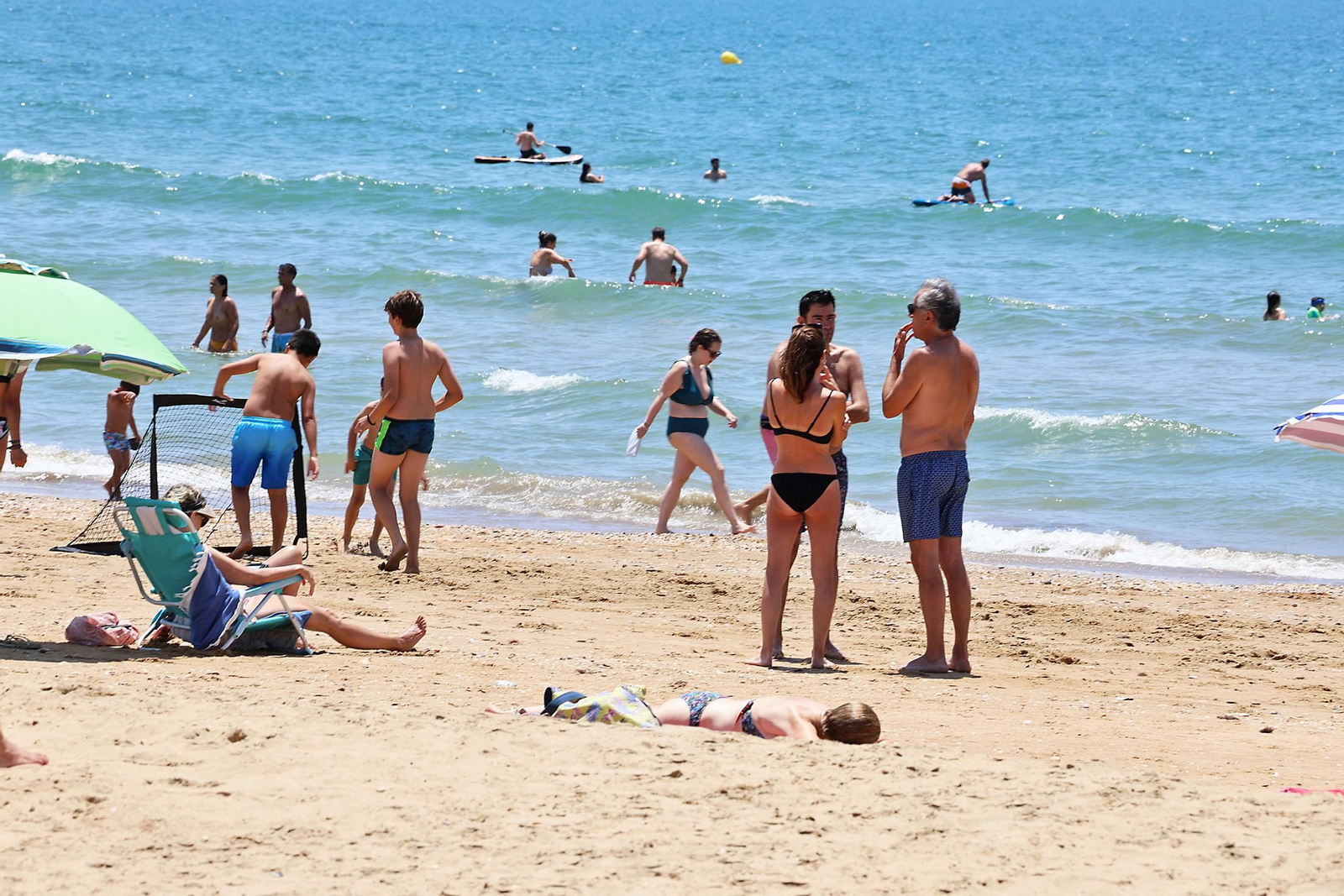 Ambiente en las playas de Huelva en la mañana de sábado
