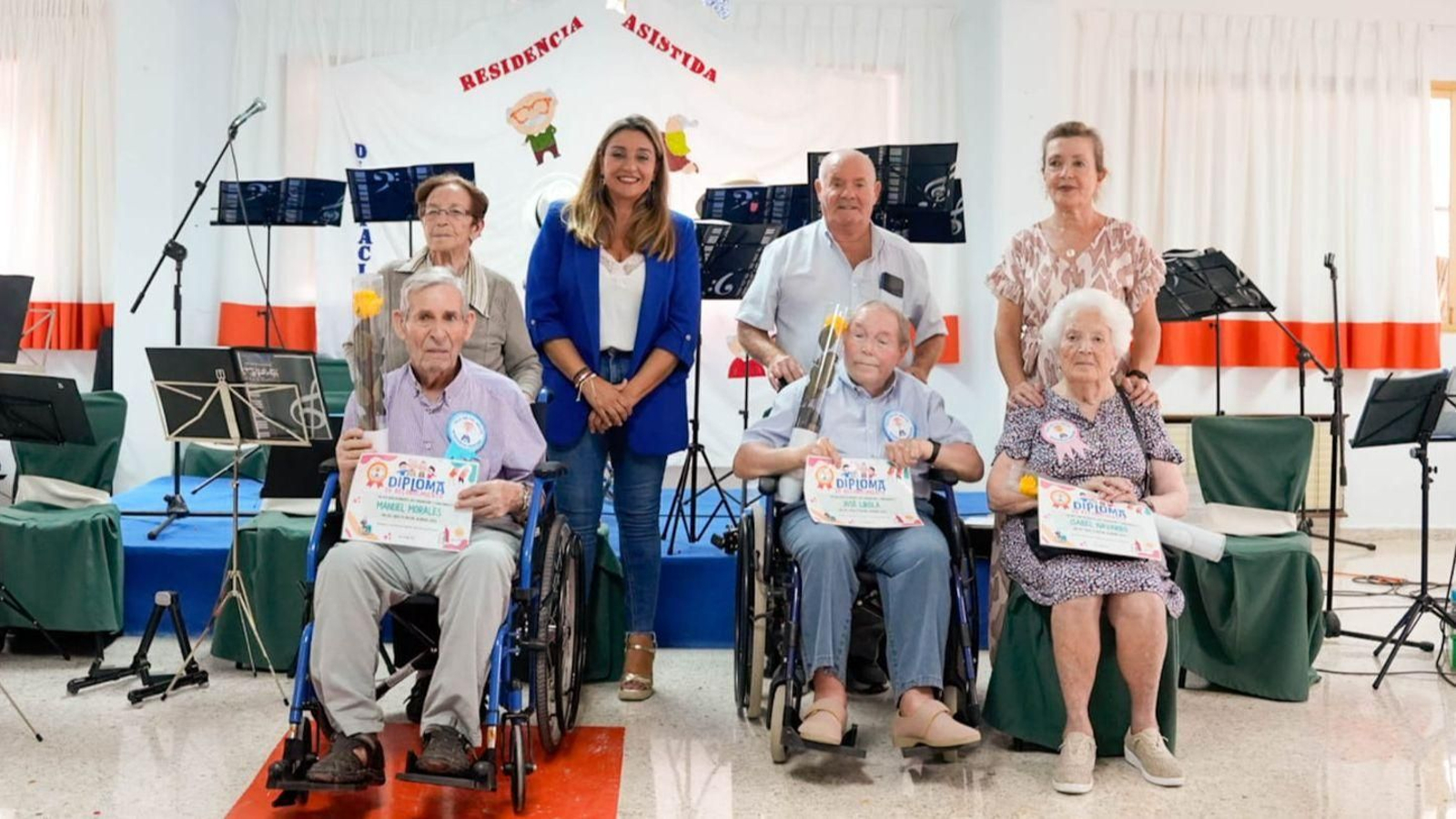 Los homenajeados con la diputada.