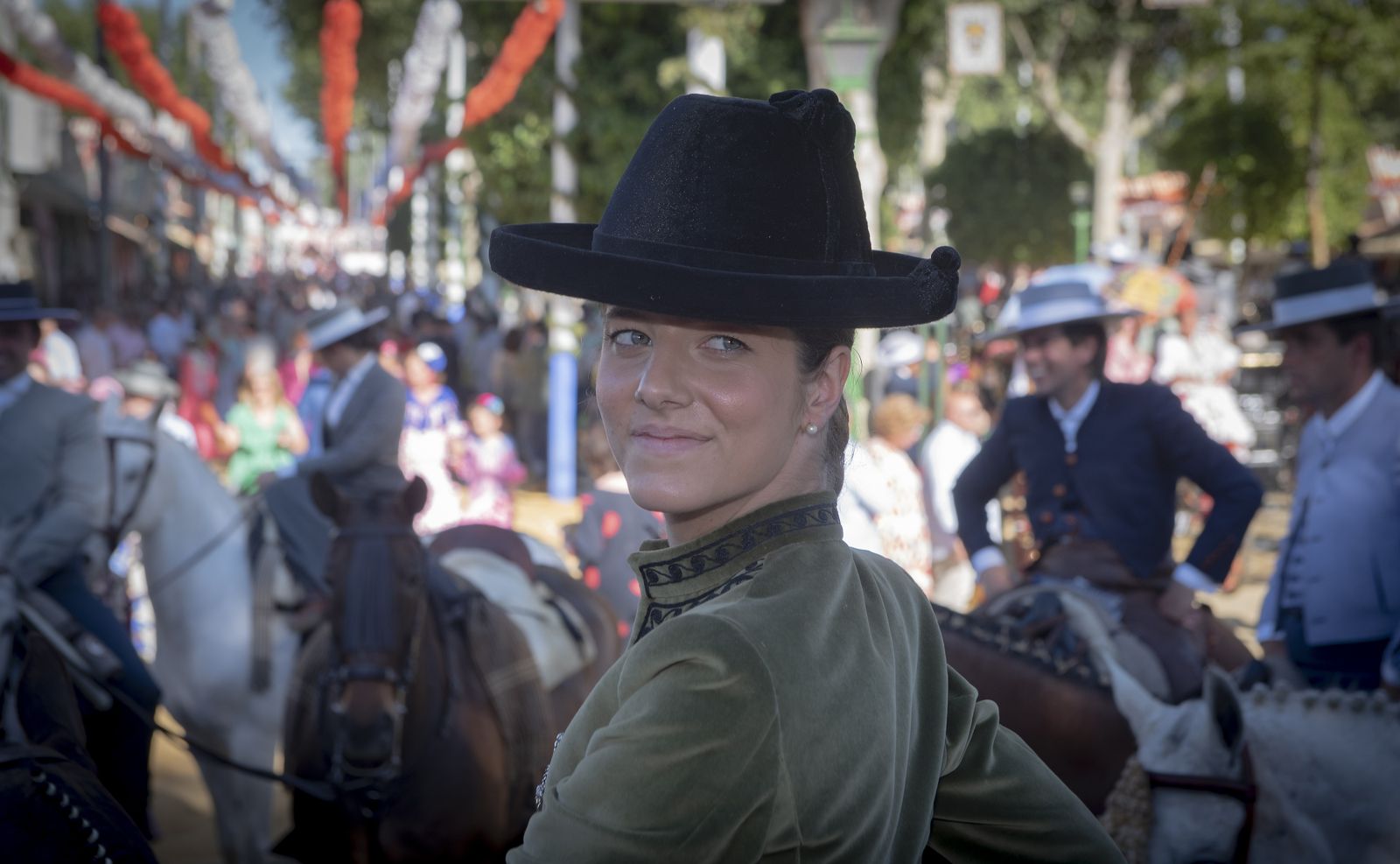 Estallido de colores en el miércoles de Feria de Abril 2023