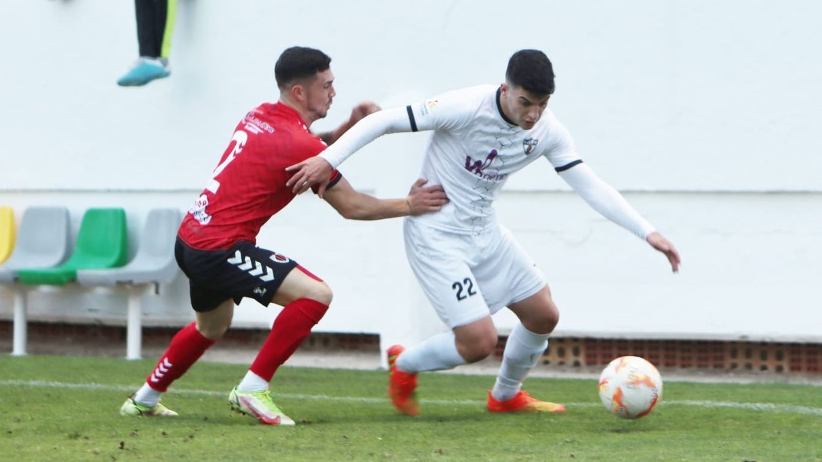 Fran Gómez es presionado por un rival.