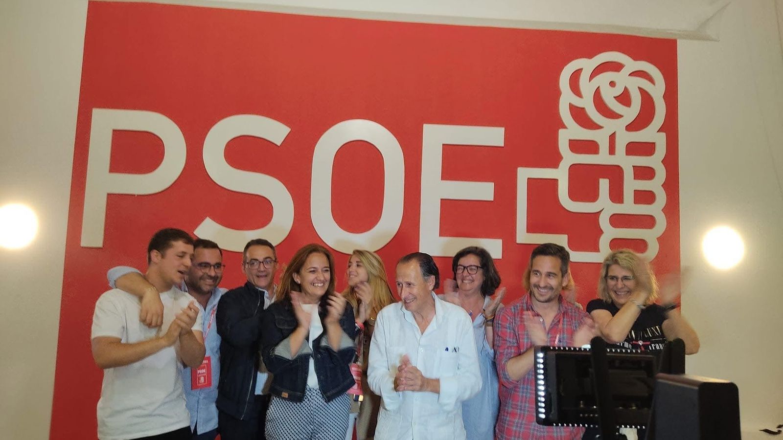 José María Román, junto a su equipo, celebra los resultados de las pasadas elecciones.