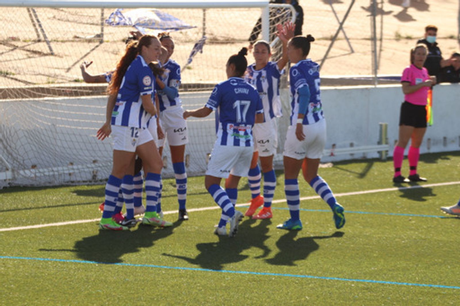 Las jugadoras del Sporting celebran el gol que les daba ventaja en el marcador.