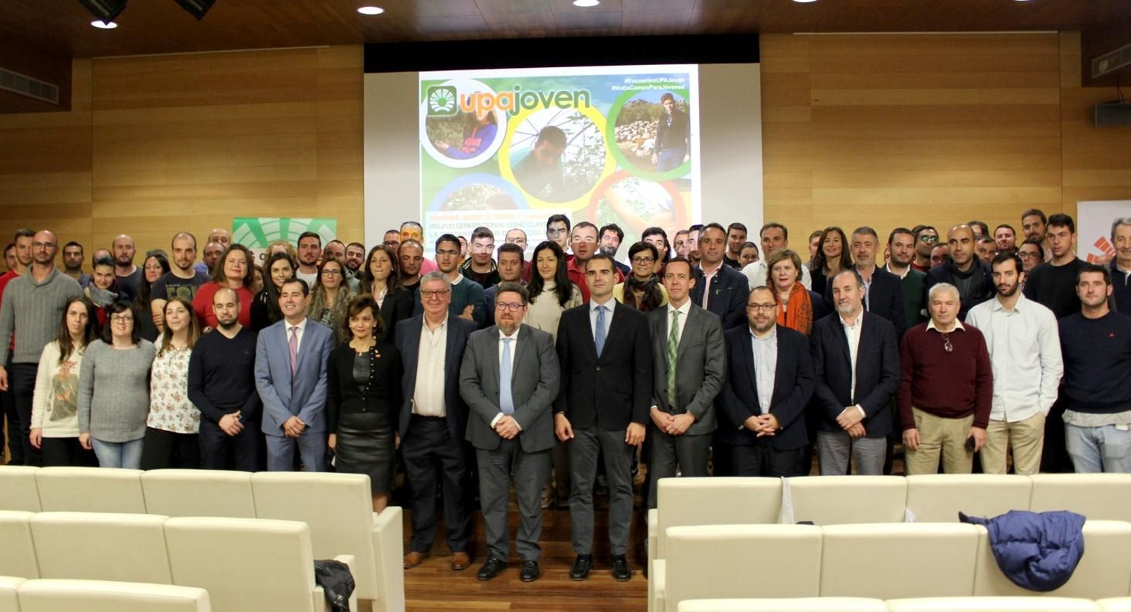 Las autoridades, con los participantes en la jornada de UPA Joven sobre relevo generacional en el campo
