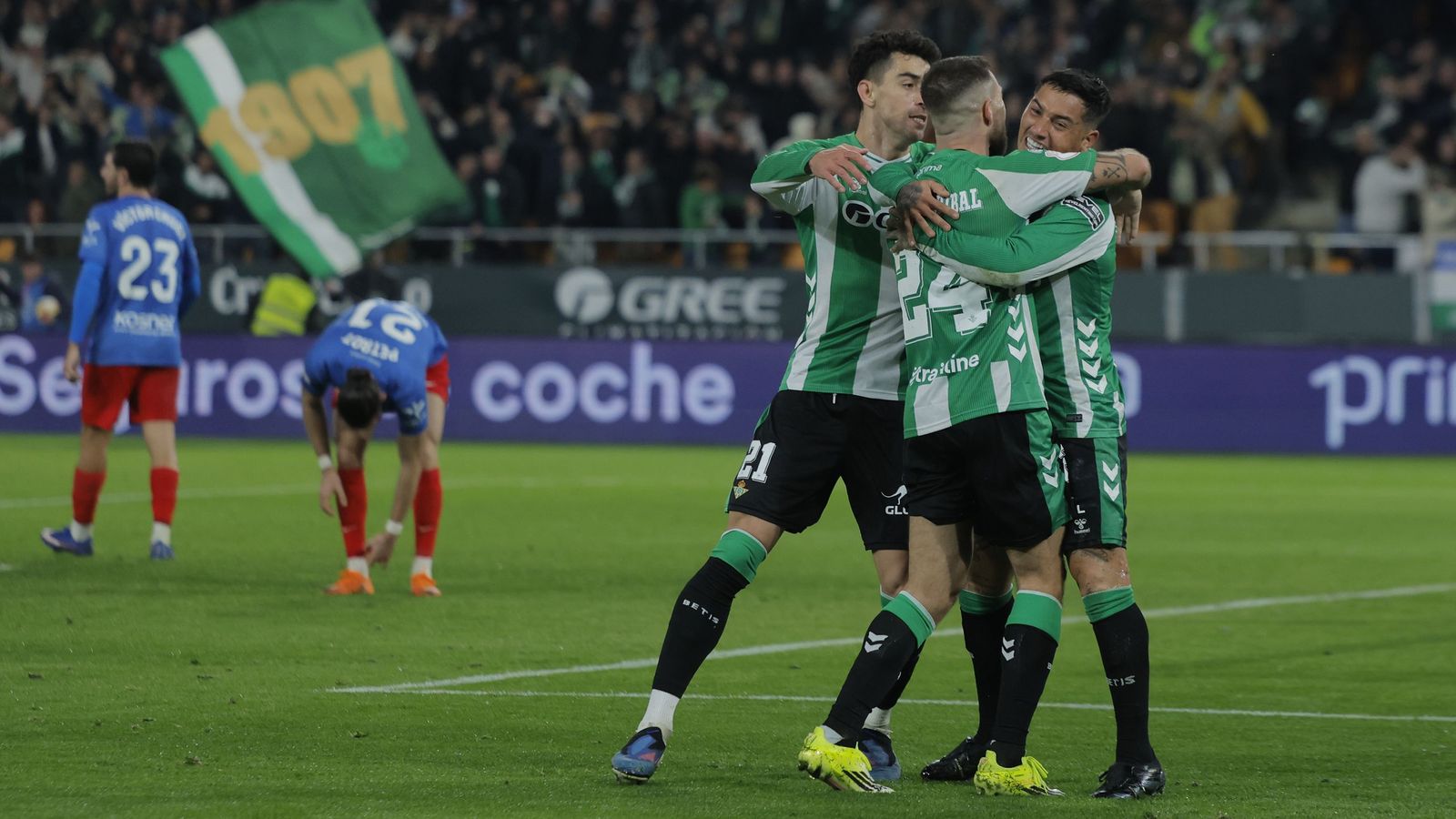 Chimy Ávila celebra su segundo gol con Marc Roca y Aitor Ruibal.