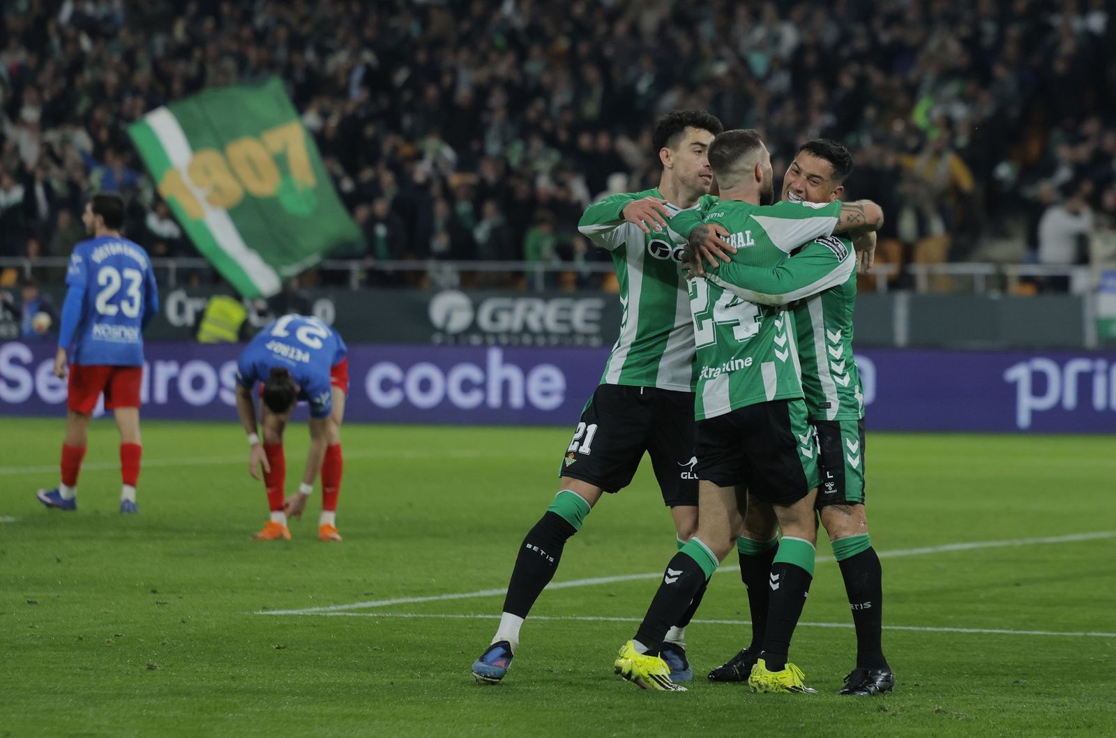 Chimy Ávila celebra su segundo gol con Marc Roca y Aitor Ruibal.