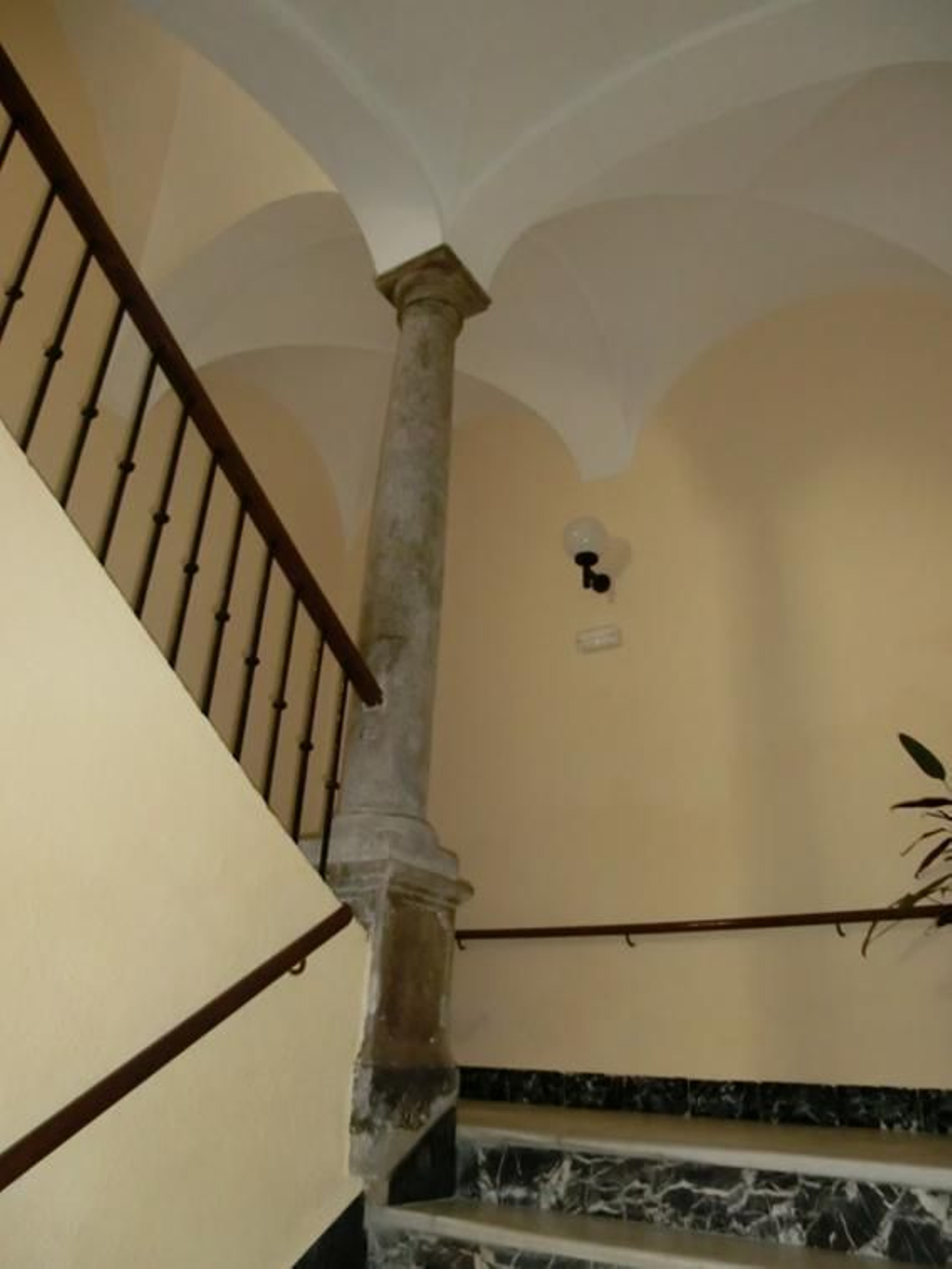 Escalera del antiguo hospital militar.