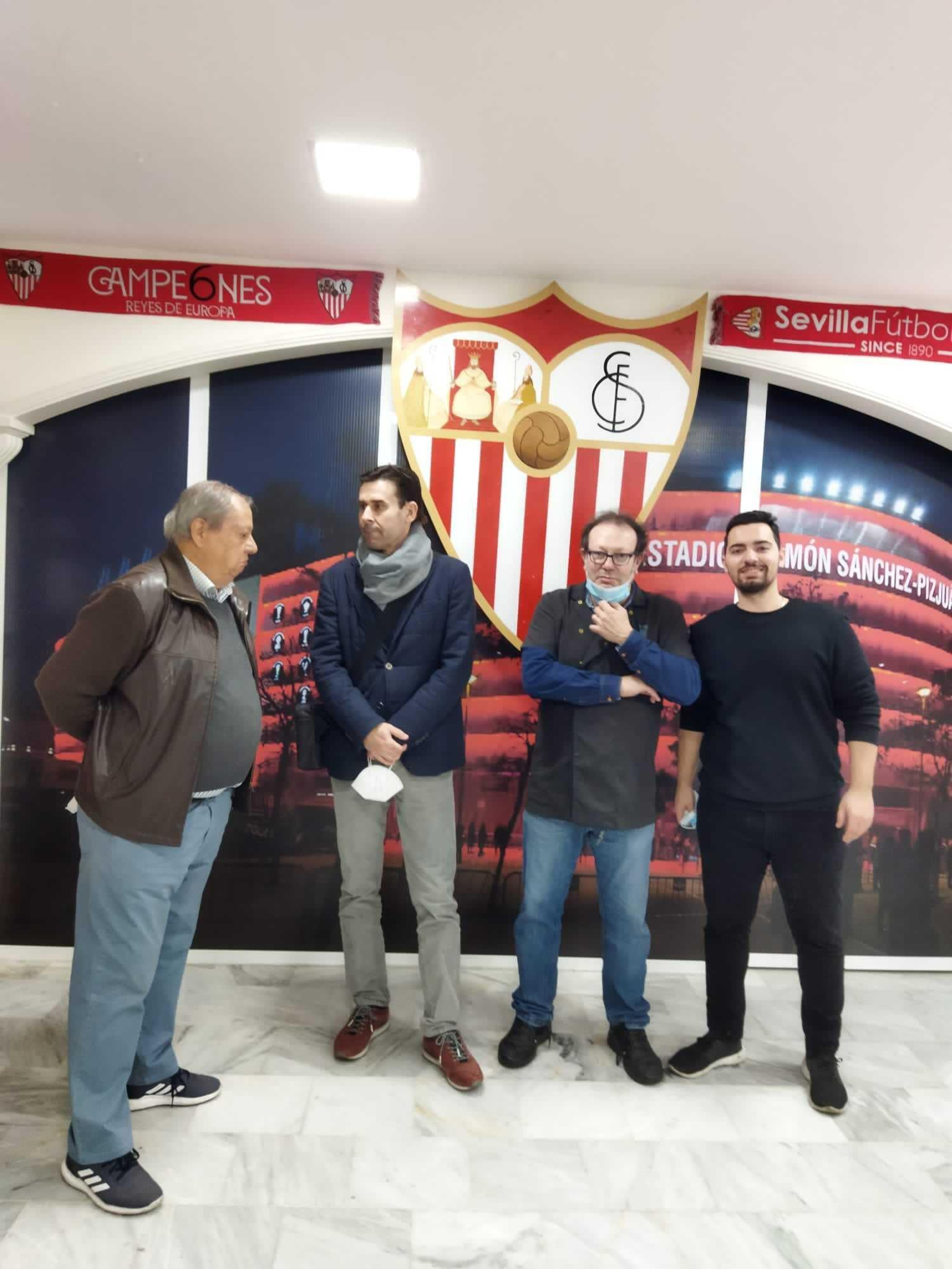 Vasilis Tsartas y Baby Acosta, a la izquierda, en la Peña Sevillista San Bernardo.