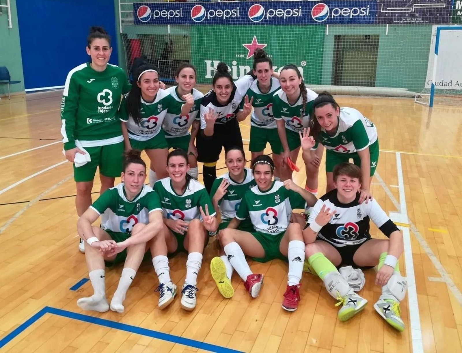Las chicas del Deportivo Córdoba celebran su triunfo ante el Luis de Camoens. Las chicas del Deportivo Córdoba celebran su triunfo ante el Luis de Camoens.