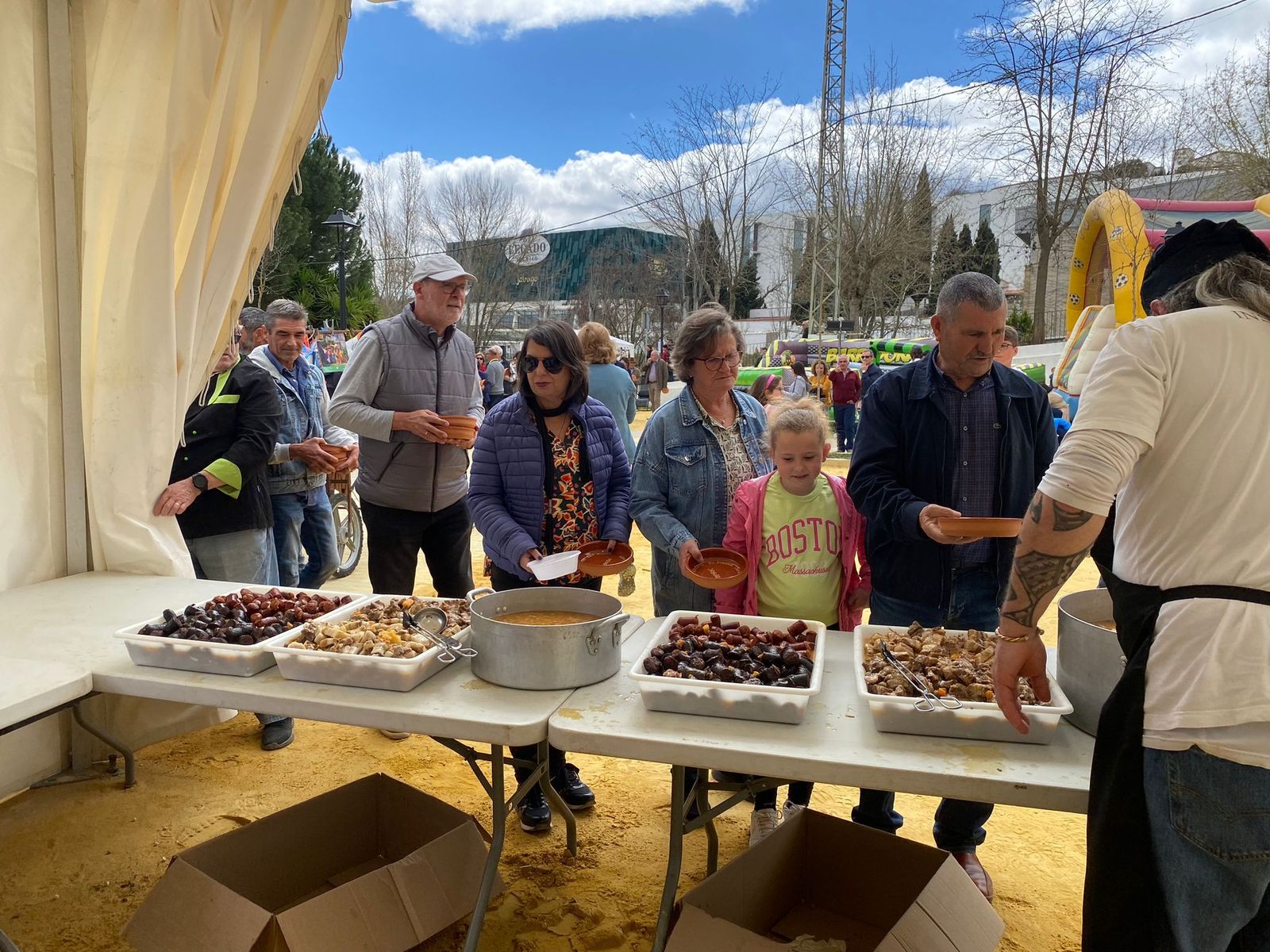 El mayor cocido del mundo cocinado en Jabugo, en imágenes.