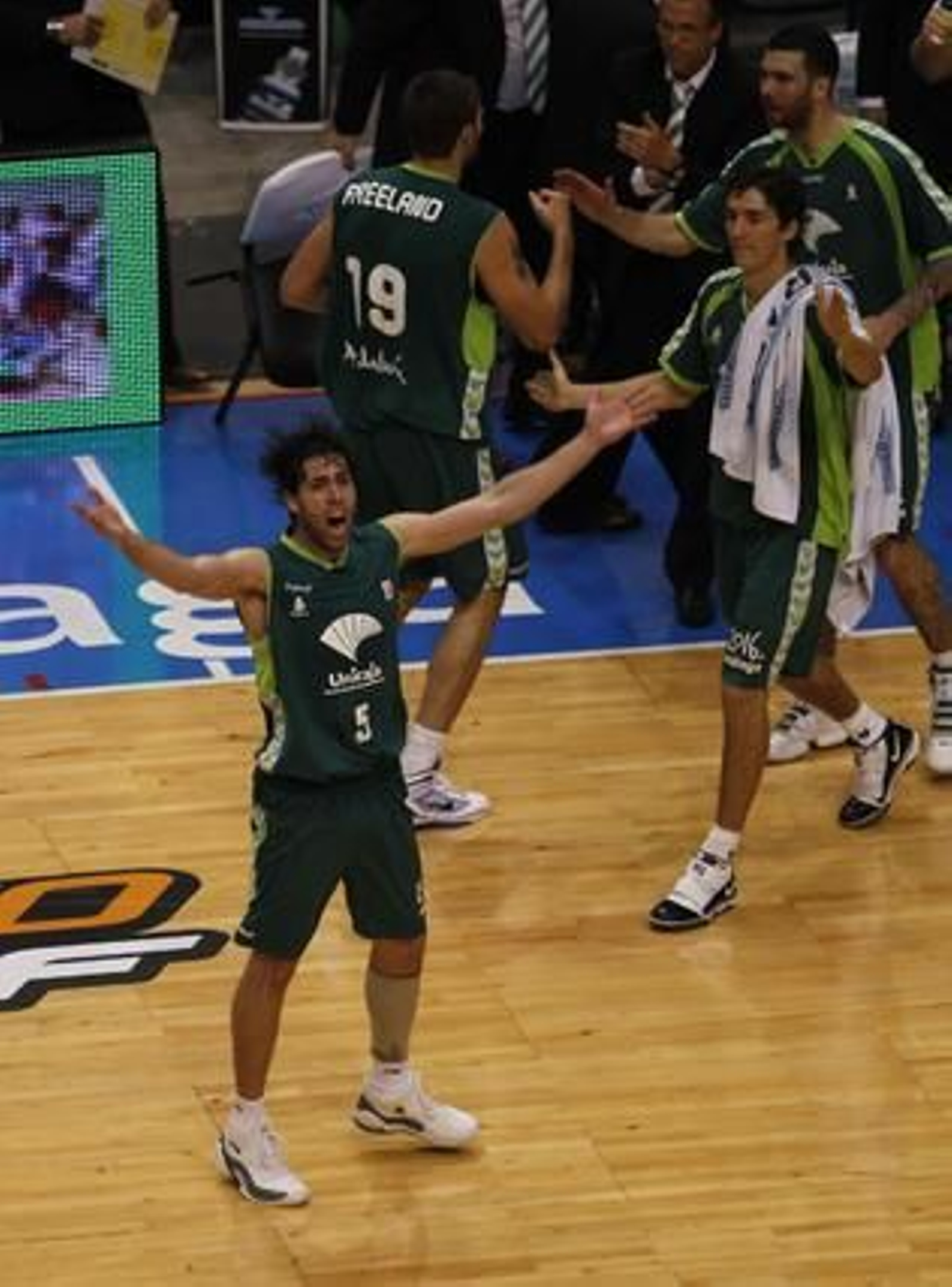 Berni levanta los brazos al final del partido en el Martín Carpena. / Sergio Camacho