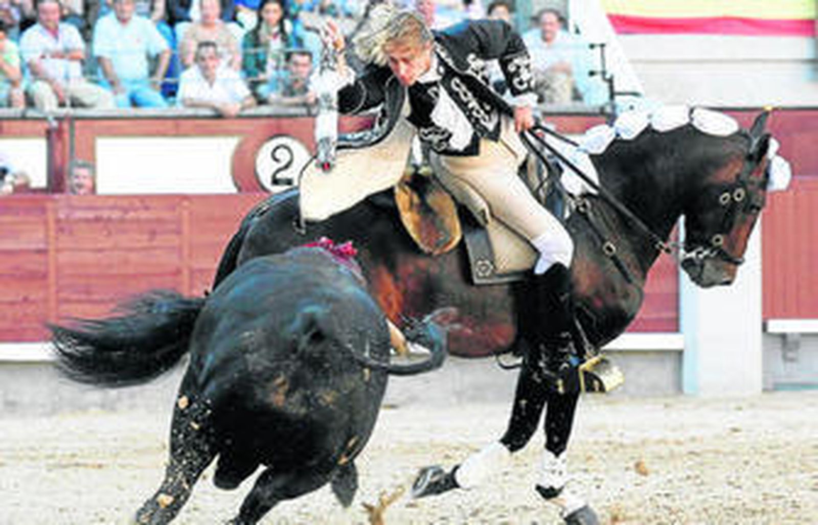 Rui Fernandes en el momento de clavar una banderilla a su primer toro.