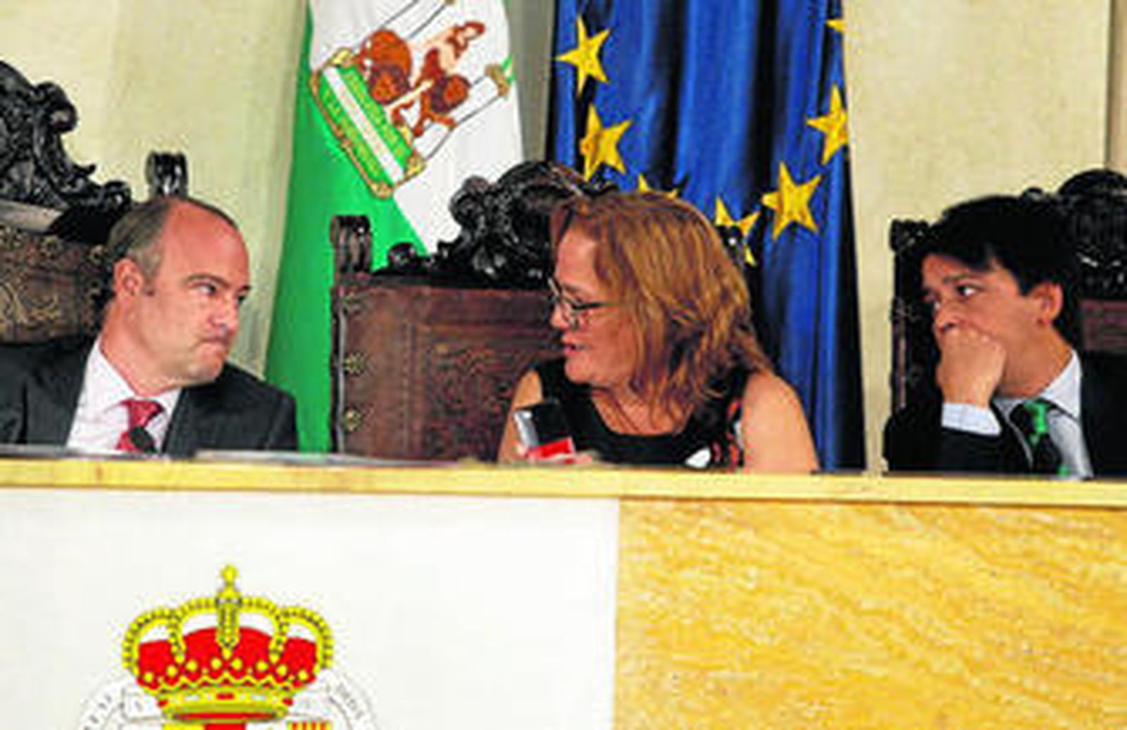 El alcalde intercambia impresiones con María Muñiz y Manolo Guzmán.