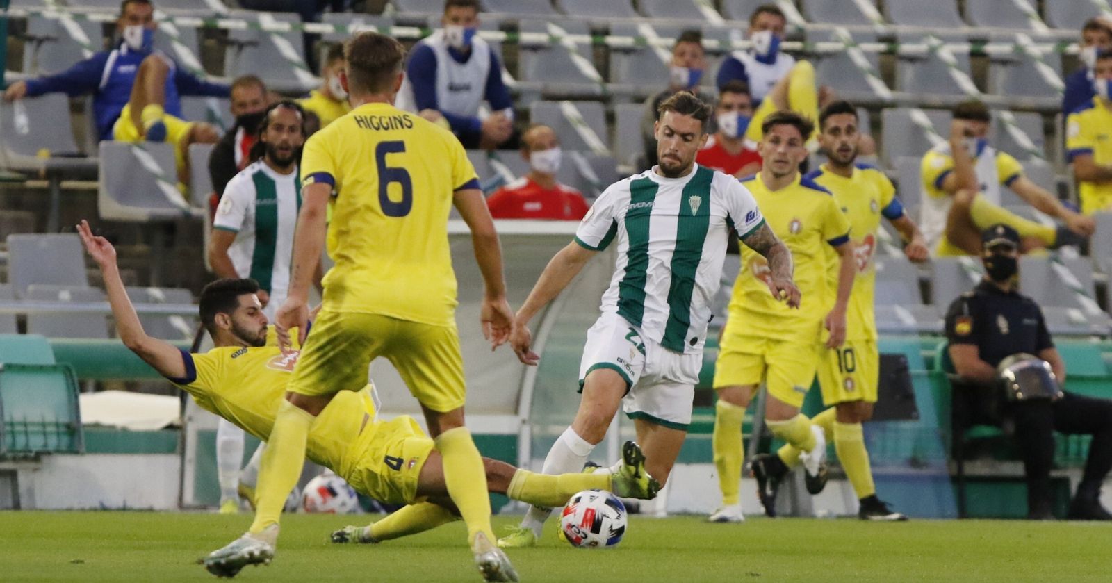 Samu Delgado intenta zafarse de un jugador del Lorca Deportiva en el primer partido de liga.