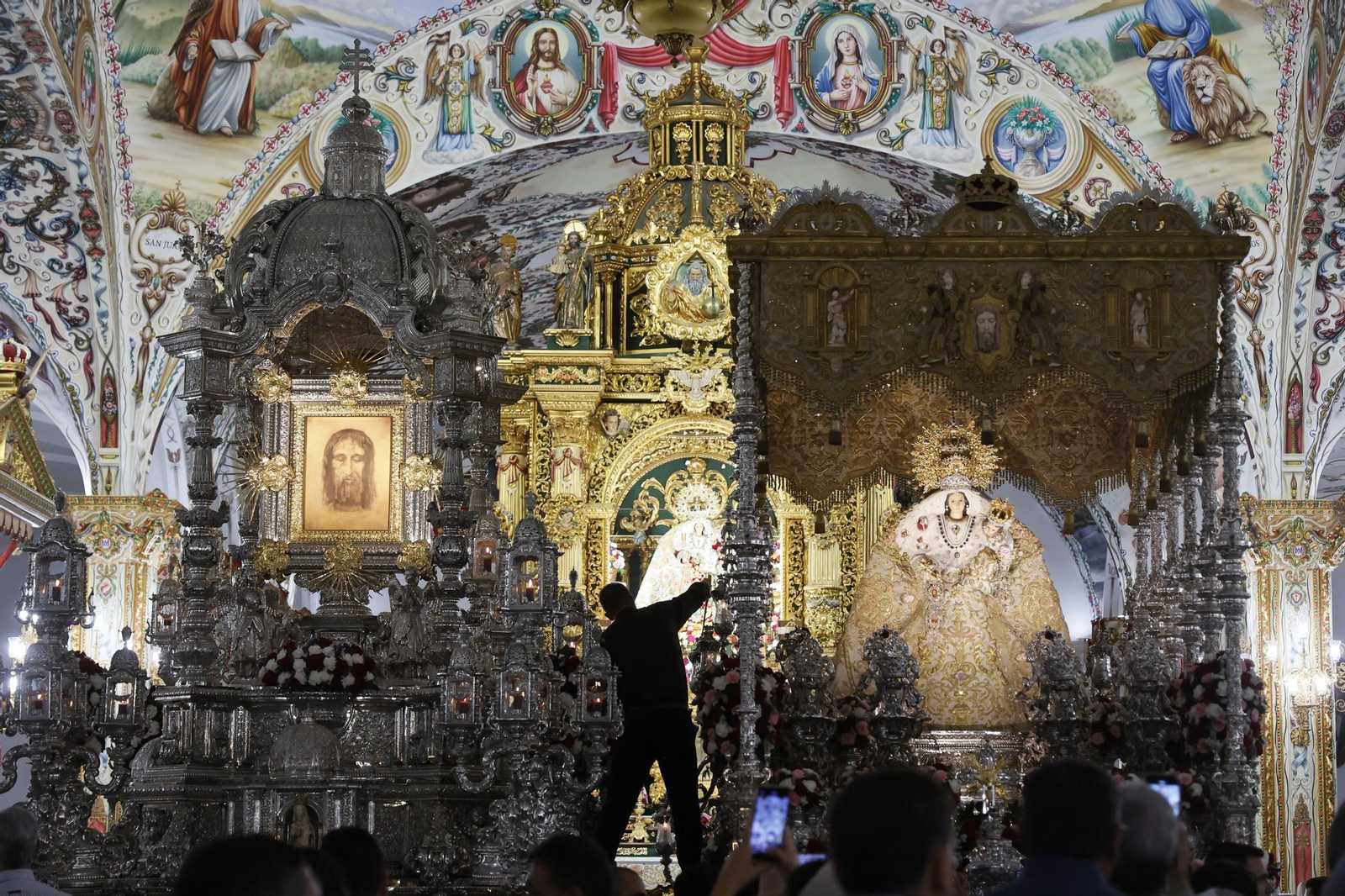 Las imágenes de la visita a la catedral del Palmar de Troya