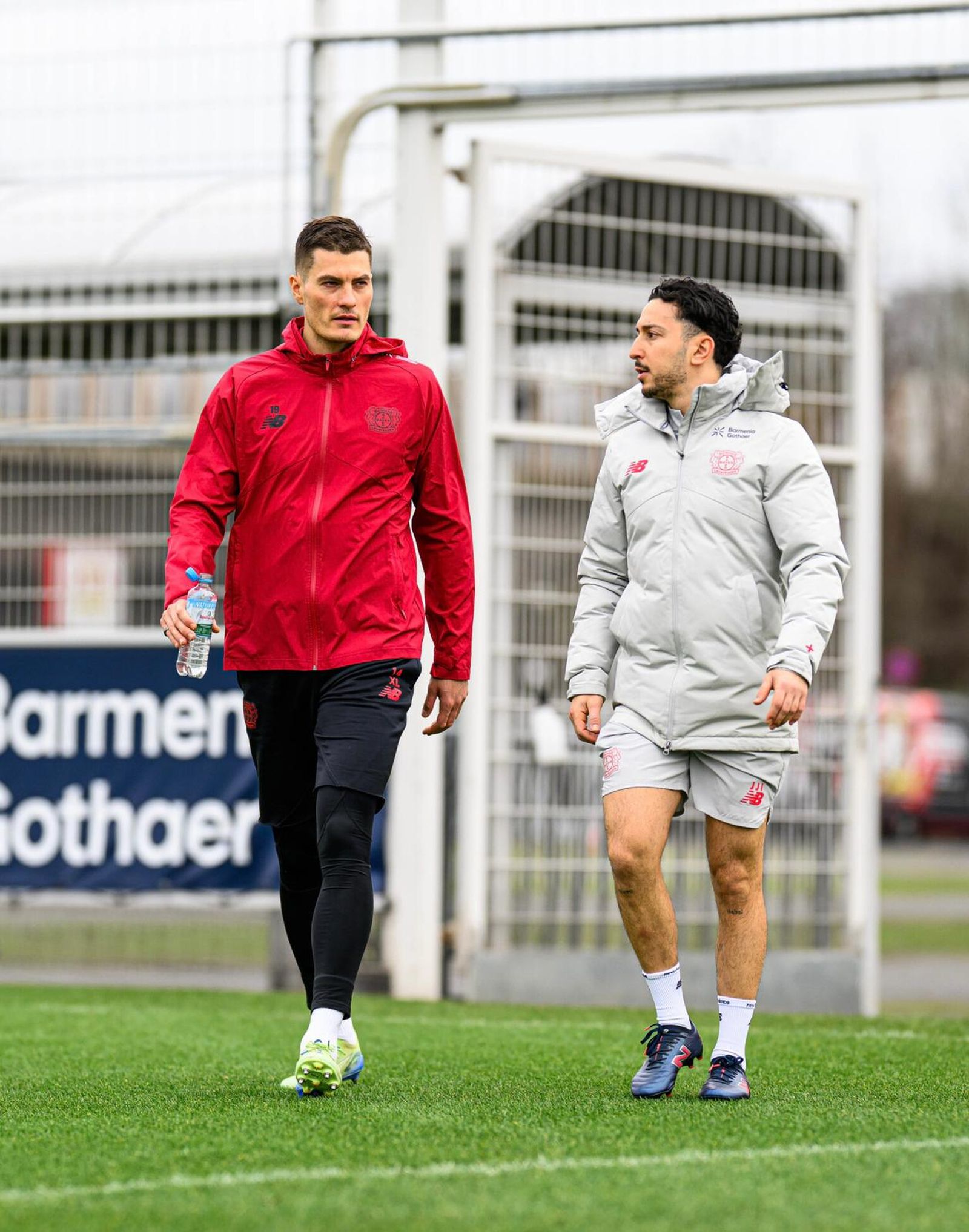 José Jiménez (d) camina junto al delantero Patrik Schick, durante un entrenamiento del Bayer Leverkusen.