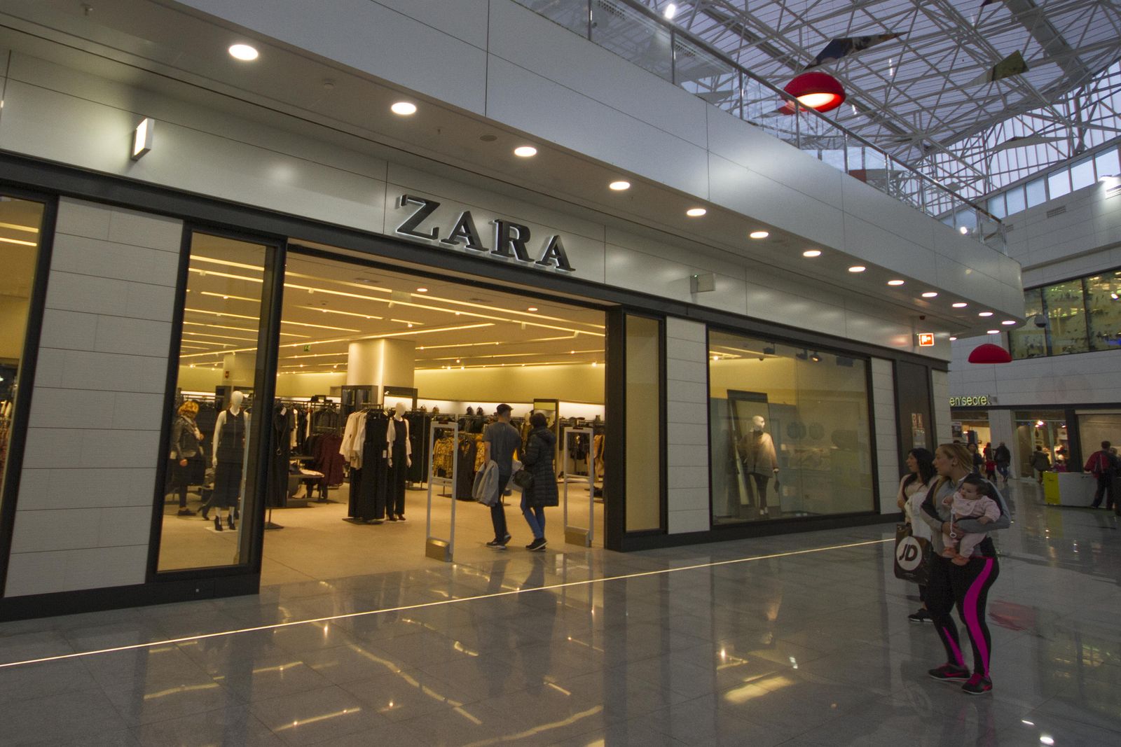 Fachada de un establecimieto de Zara.