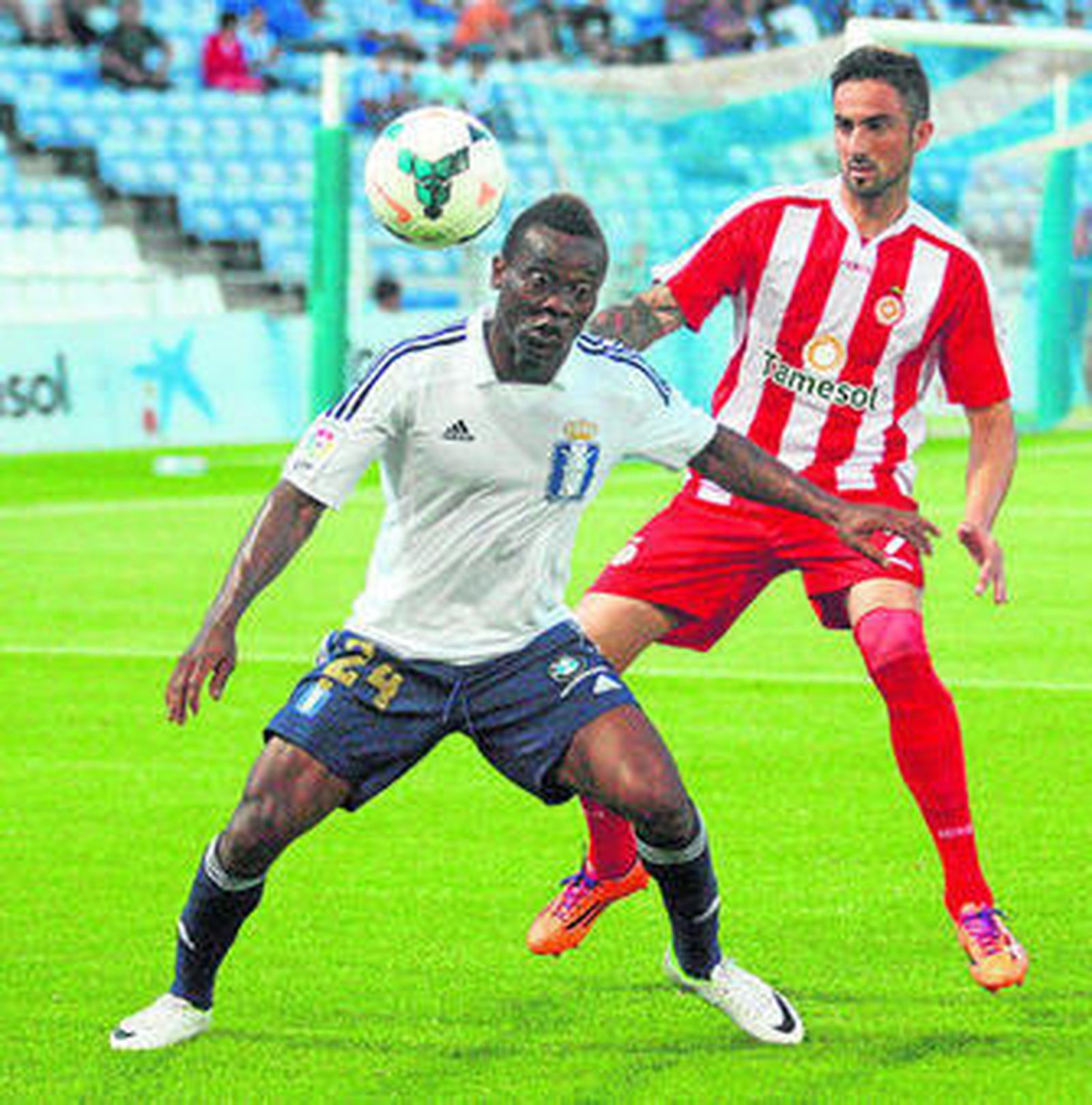 Nong controla el balón durante el partido ante el Girona.