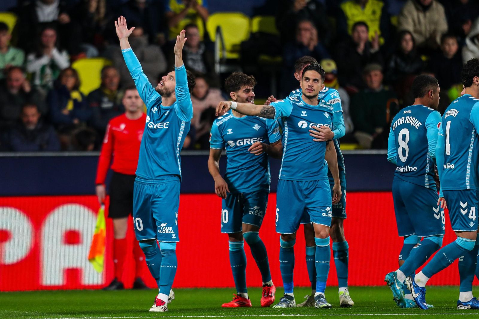 Lo Celso se dirige a la afición bética tras marcar el 0-2 de falta directa.