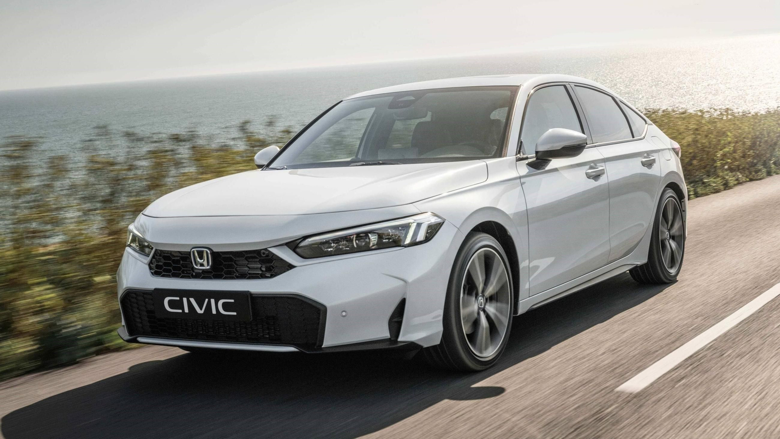 El Honda Civic e:HEV estrena aspecto y se pone a la venta desde 33.400 euros