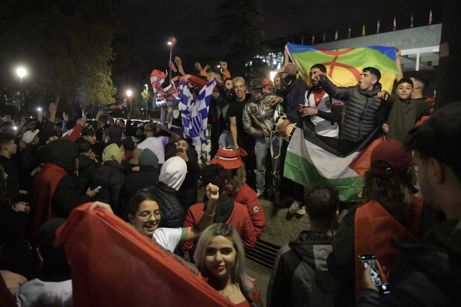 La afición marroquí continúa celebrando la victoria de su equipo en Granada, en imágenes