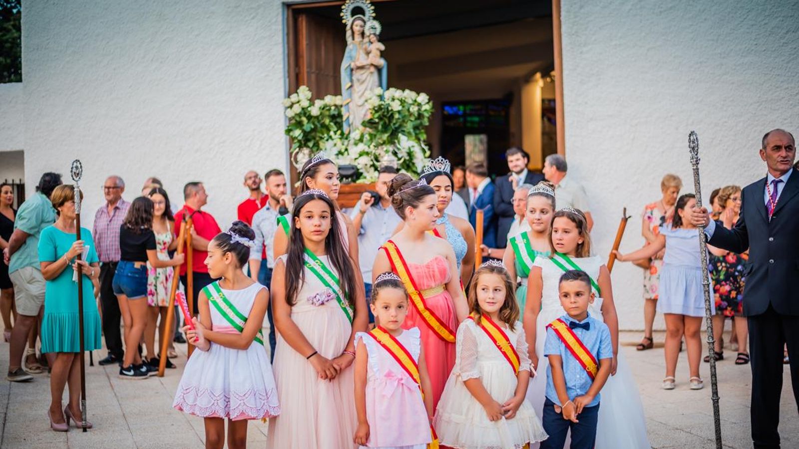 Salida del cortejo, con las Reinas de las Fiestas.